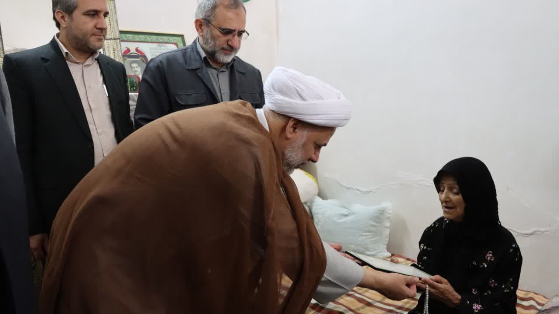 دیدار استاندار مرکزی با خانواده شهید "ابوالقاسم کارگر" در ساوه