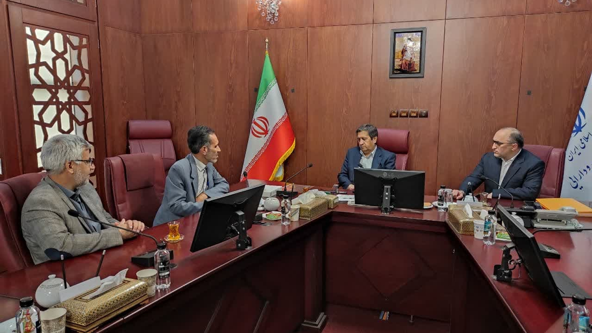 نشست فرماندار و نماینده مردم خمین در مجلس با وزیر امور اقتصاد و دارایی برگزار شد