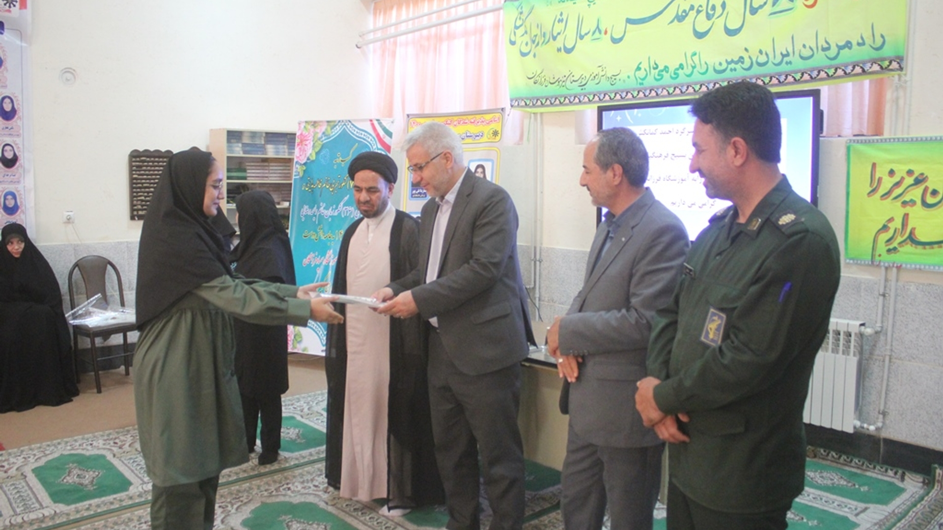 آئین گرامیداشت هفته دفاع مقدس در دبیرستان تیزهوشان فرزانگان خمین برگزار شد