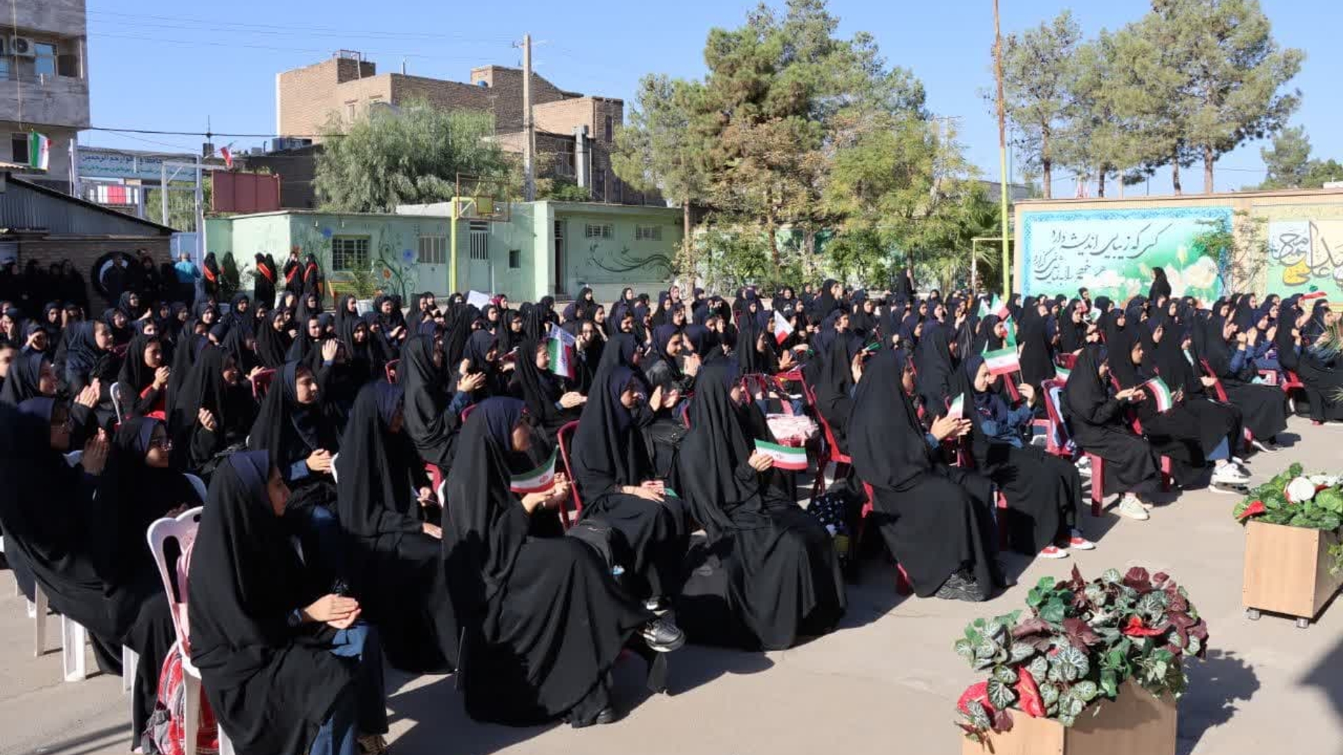 زنگ مهر و مقاومت در مدارس  شهرستان ساوه نواخته شد