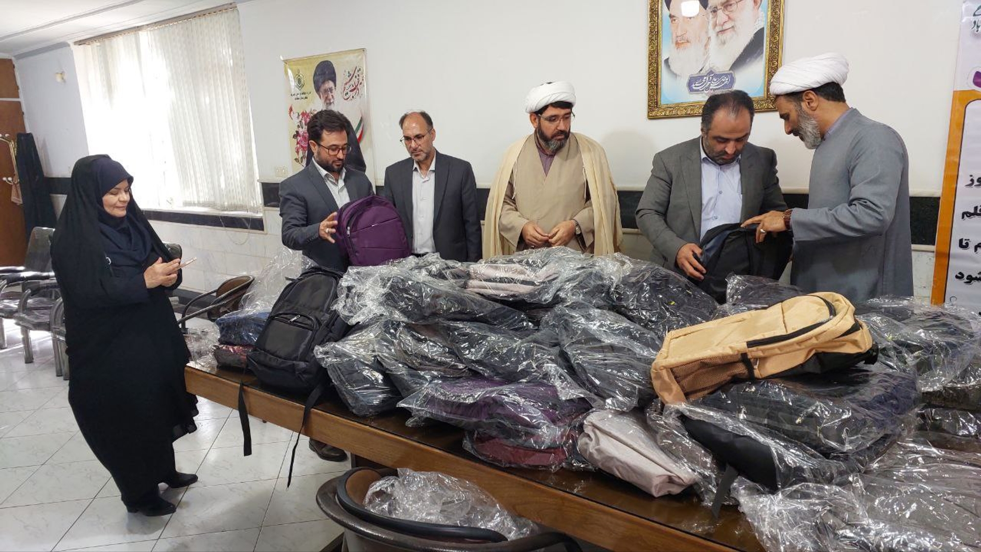 اهداء پنجاه بسته لوازم‌التحریر به دانش‌آموزان کم‌برخوردار