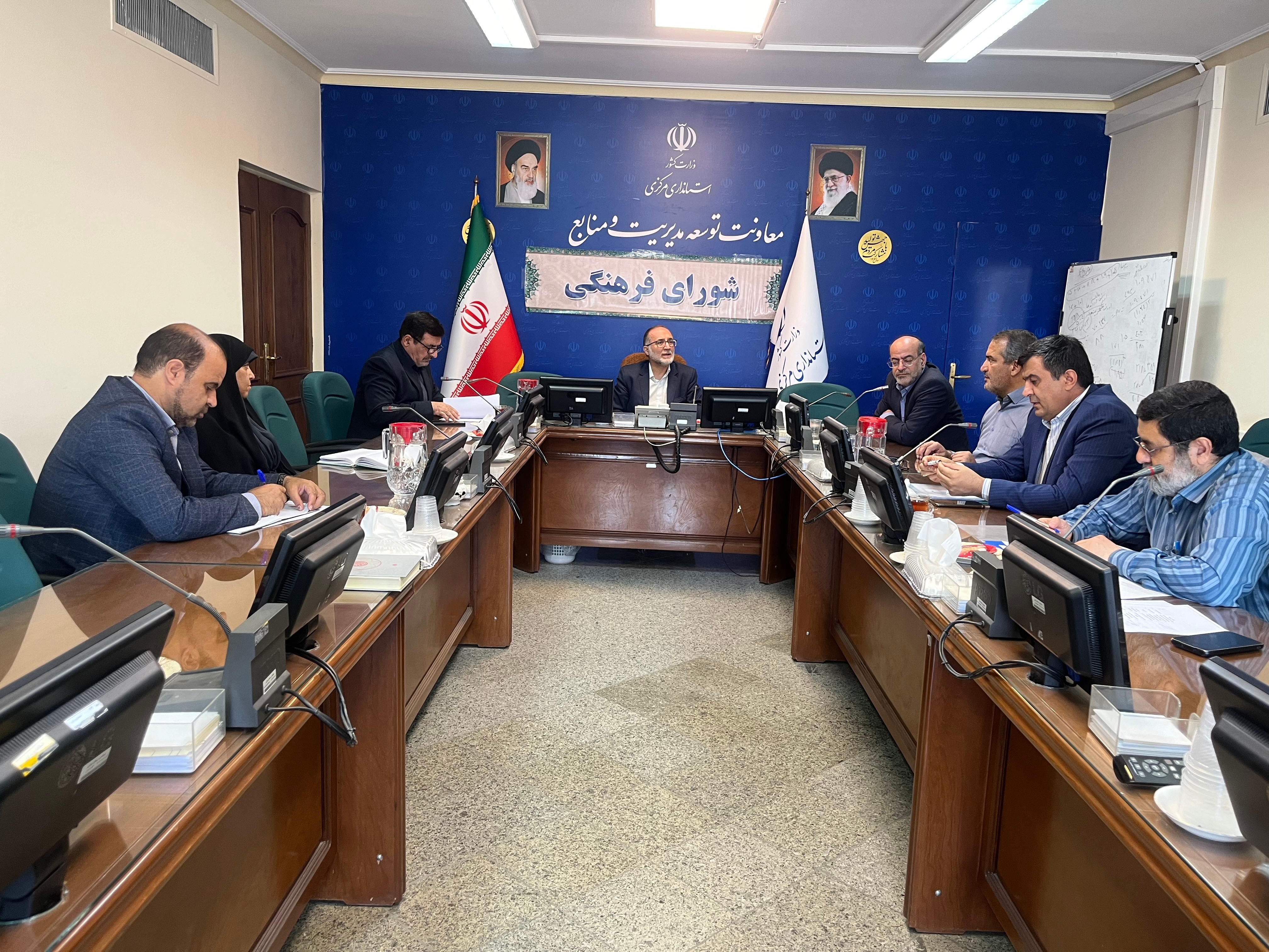 برگزاری جلسه شورای فرهنگی به ریاست سید مجتبی آل یاسین معاونت توسعه منابع و مدیریت با حضور دیگر‌ اعضا