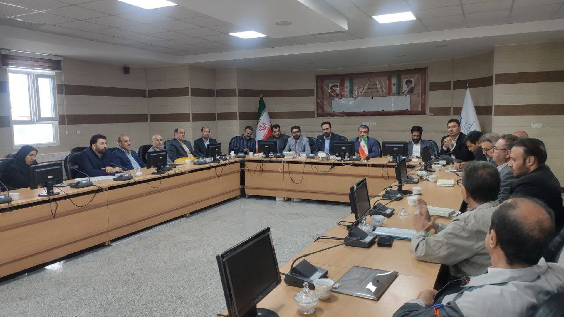 حضور دبیر کمیسیون مبارزه با قاچاق کالا و ارز در جلسه کمیسیون شهرستان زرندیه و بازدید از واحد های تولیدی