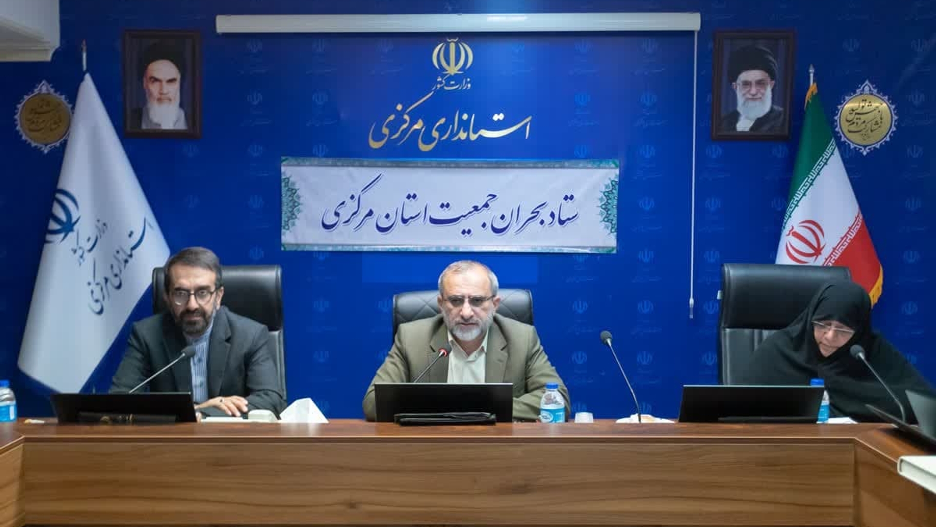 نشست ستاد بحران جمعیت استان مرکزی به ریاست استاندار برگزار شد

نشست ستاد بحران جمعیت استان به ریاست استاندار و با حضور جمعی از مدیران دستگاه‌های اجرایی، اعضای ستاد و ارتباط وبیناری فرمانداران  با محوریت ارائه‌ی گزارش اقدامات صورت گرفته توسط کمیتههای تخصصی ستاد، روز شنبه در استانداری برگزار شد..

بررسی روند اجرای قانون جوانی جمعیت و عملکرد دستگاه‌های مربوطه  جهت پیگیری استانی و انعکاس برخی موارد به ستاد ملی جوانی جمعیت از جمله موضوعات مطرح شده در این نشست بود.

در این نشست همچنین موضوع اجرای طرح ملی "حامین" در استان مرکزی در راستای تحکیم خانواده و به عنوان نخستین استان کشور در اجرای این طرح، تشریح شد.

تقدیر از برگزیدگان و داوران پیش رویداد جایزه ملی جوانی جمعیت در استان مرکزی نیز در این نشست انجام شد..
شنبه ۷ مهر