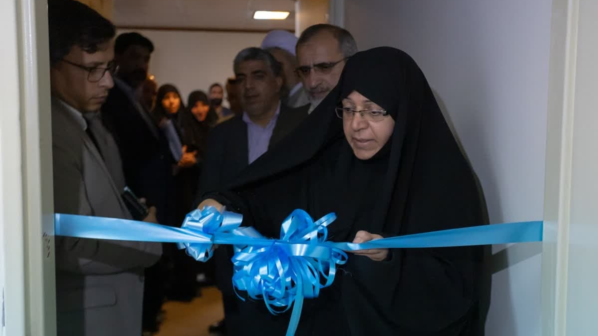 اتاق رصد وضعیت جمعیت استان مرکزی افتتاح شد

 با حضور دکتر مخلص‌الائمه، استاندار مرکزی و جمعی از اعضای ستاد حمایت از خانواده و جوانی جمعت، اتاق رصد وضعیت جمعیت استان در استانداری مرکزی راه‌اندازی شد.

شکل‌گیری اتاق وضعیت (رصد جمعیت) در راستای قانون جوانی جمعیت یکی از تکالیف وزارت کشور است که درواقع در این اتاق آخرین وضعیت جمعیتی استان به تفکیک نمایش داده شده است.

این داشبورد حاوی اطلاعات و آمار ولادت، فوت، طلاق، ازدواج و ناباروری است و می‌توان از طریق تفکیک سنی و جنسی به اطلاعات و داده‌های مورد نیاز به‌منظور برنامه‌ریزی هدفمند در این حوزه دست یافت.

در این بازدید مدیرکل دفتر امور زنان و خانواده استانداری مرکزی گزارشی از فعالیت اتاق رصد وضعیت جمعیت ارائه کرد..
 شنبه ۷ مهر