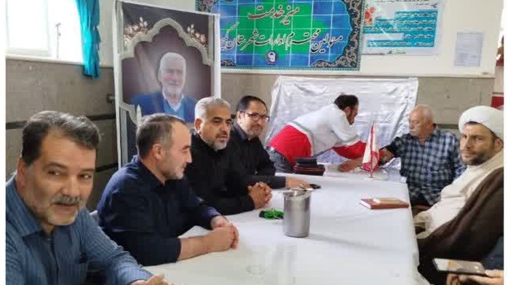 برپایی میز خدمت مدیران شهرستان به مناسبت پنجم تیر ماه سالروز اقامه اولین نماز جمعه تقدیر از مکیران و فعالان نوجوان در نماز عبادی سیاسی جمعه