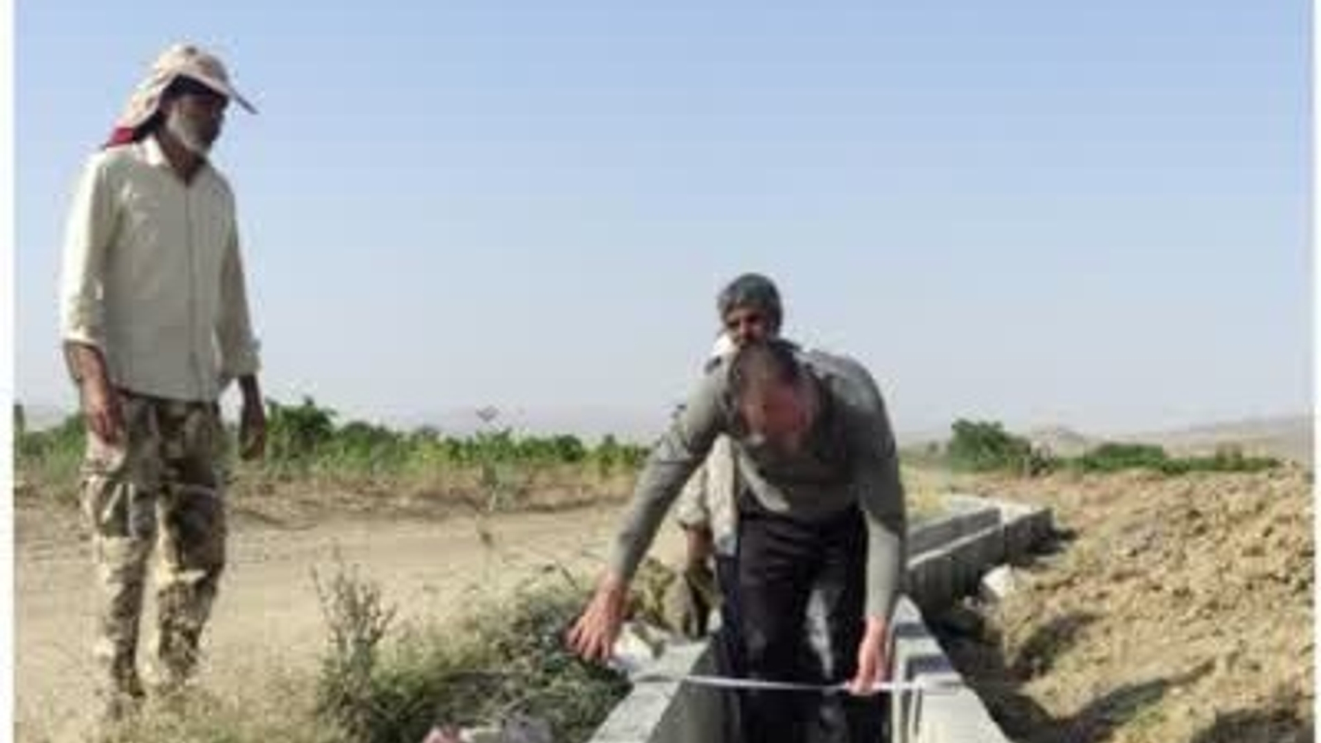 اجرای جدول پیش ساخته دگرمانک روستای اسفندان شهرستان کمیجان