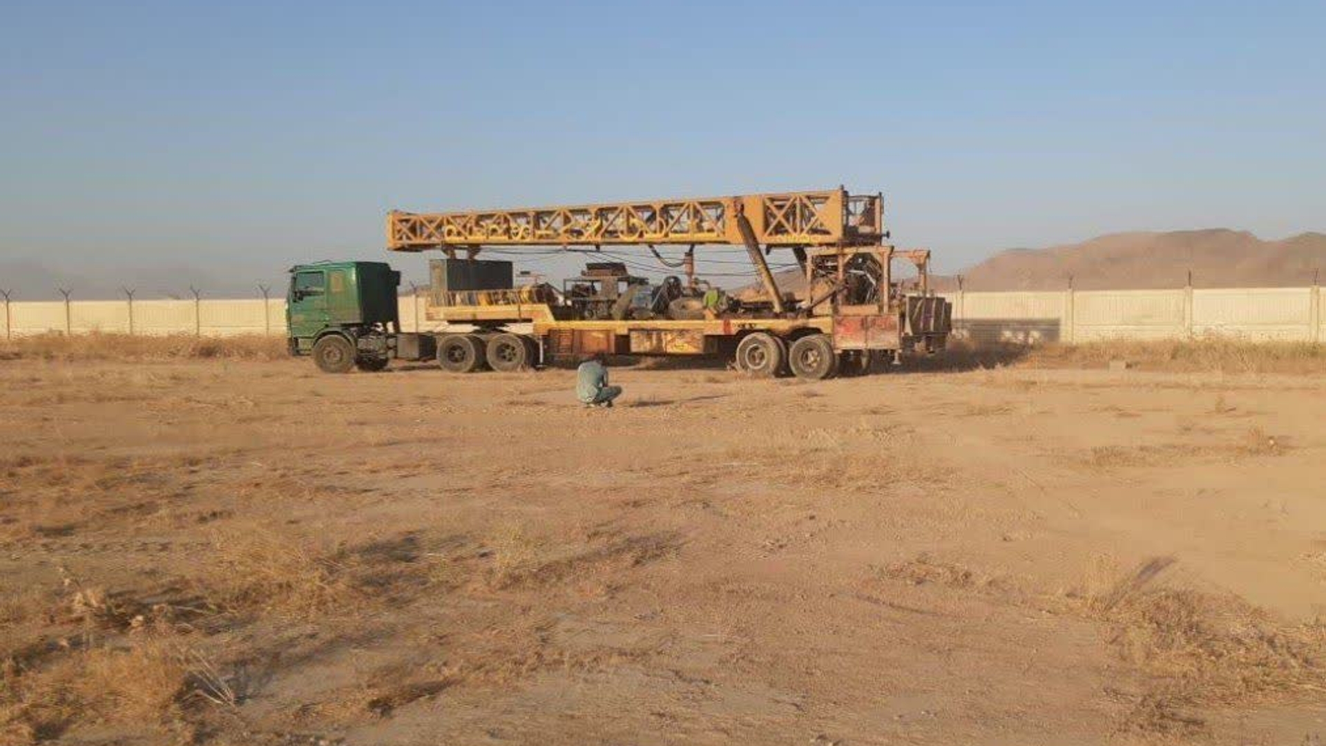 استقرار دستگاه حفاری جهت تامین آب شرب شهر میلاجرد