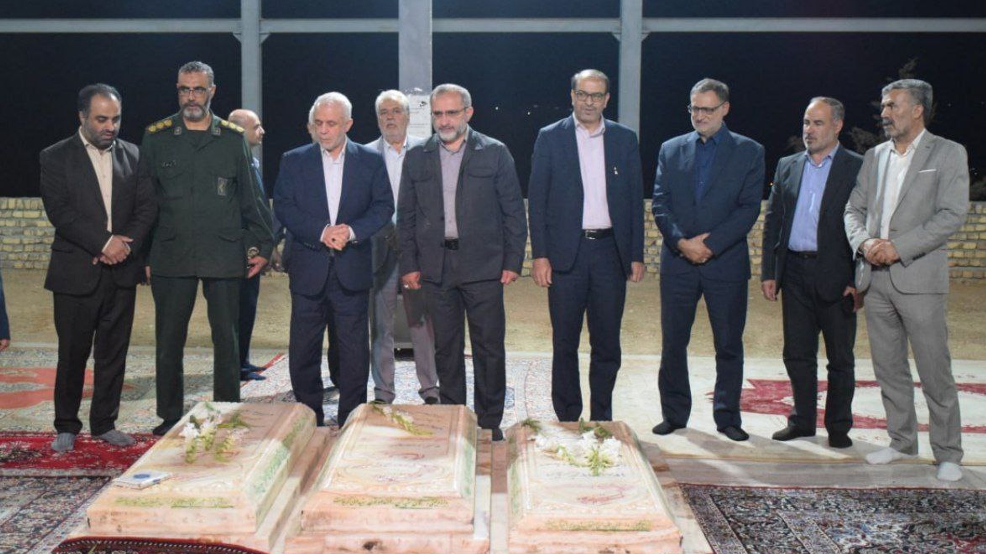 ادای احترام معاون رئیس جمهور و استاندار مرکزی به مقام شامخ شهدای گمنام شهرستان محلات