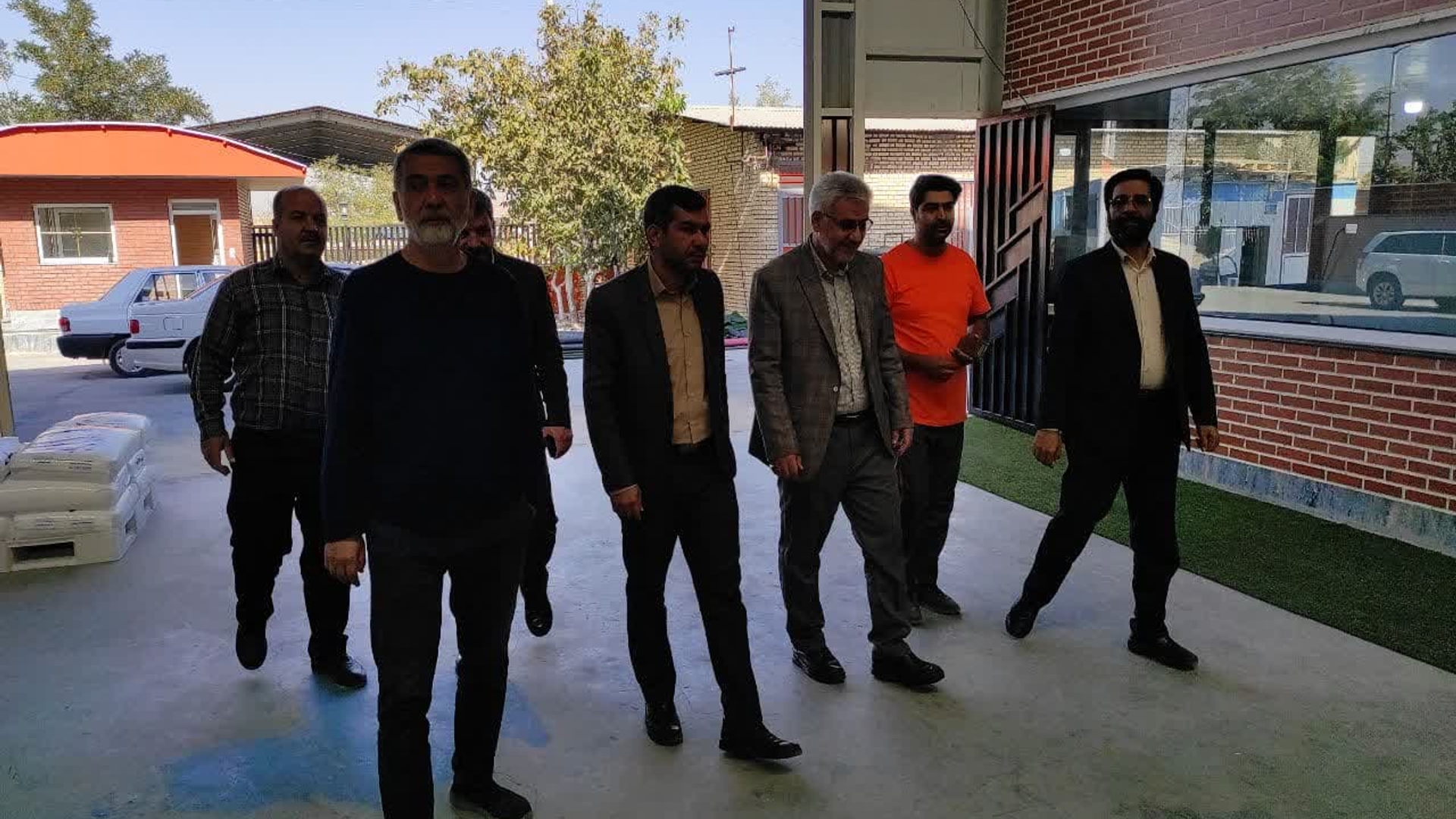 فرماندار و مدیر کل تعاون ، کار و رفاه اجتماعی استان از کارخانه تولید چمن مصنوعی در خمین بازدید کردند