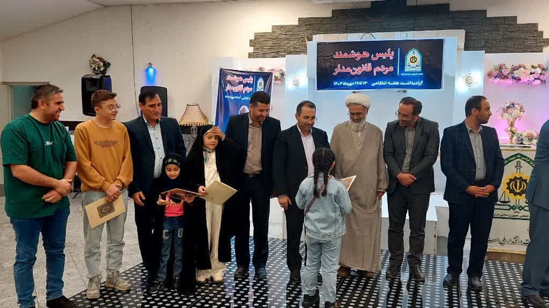 برگزاری مراسم ضیافت ویژه خانواده های محترم کارکنان انتظامی شهرستان تفرش با حضور دکتر اتابکی فرماندار، دکتر اجرایی امام جمعه، سرهنگ سعید فراهانی فرمانده انتظامی، سرهنگ هاشمی فرمانده ناحیه مقاومت بسیج شهرستان همراه با اجرای برنامه های مختلف فرهنگی و تقدیر از خانواده شهدا، اعضای وابسته فراجا و کارکنان همزمان با پنجمین روز از گرامیداشت هفته انتظامی