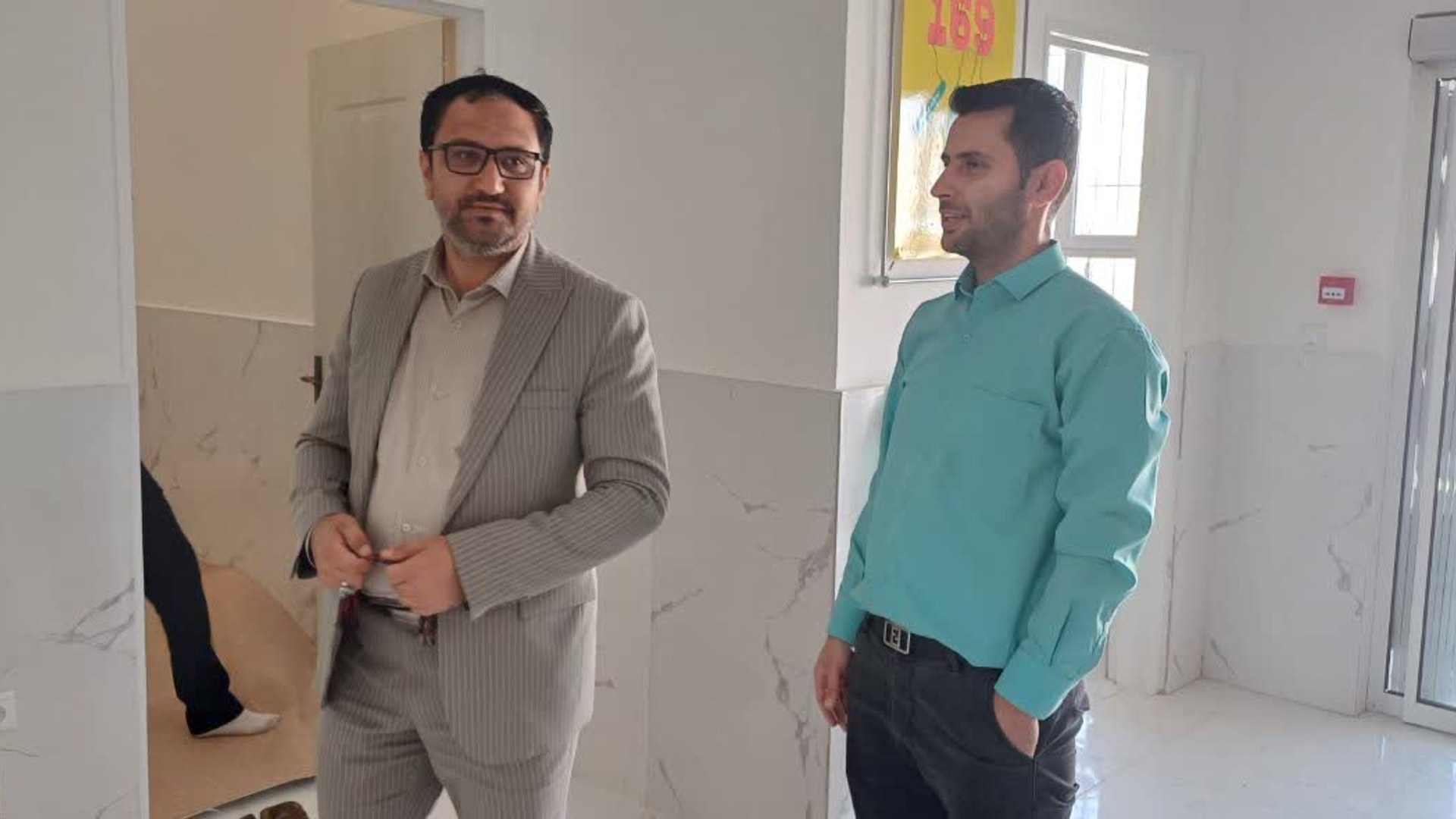 بازدید سرزده فرماندار شهرستان کمیجان از اداره امور مالیاتی شهرستان کمیجان