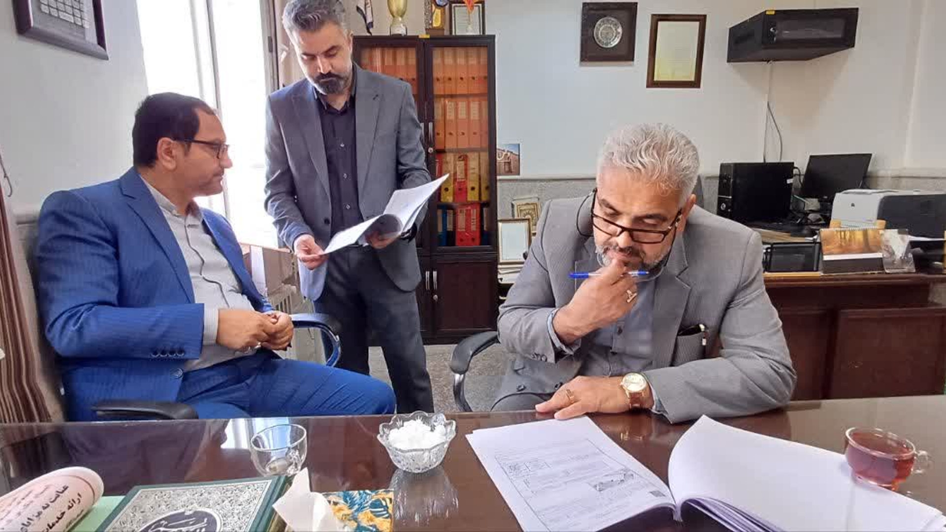 بازدید سرزده فرماندار کمیجان از اداره بنیاد مسکن انقلاب اسلامی شهرستان