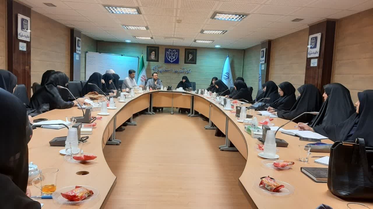 نشست با منتخبین طرح ناشط🔸🔹
اولین نشست با منتخبین طرح ملی تربیت کنشگر جمعیت (طرح ناشط) به ریاست مفتح زاده مدیر کل امور زنان و خانواده و باسخنرانی دکتر فتحی مسئول ستاد مردمی جمعیت شهرستان خمین و فعال جمعیتی استان  در محل استانداری برگزار گردید .
✔️در این دوره کشوری بیش از ۱۵۰ نفر از علاقه مندان استان مرکزی شرکت نمودند که کسب کنندگان بالاترین نمره در آزمون پایانی به عنوان پرچمدار مردمی حوزه جمعیت در این نشست شرکت نمودند و در خصوص چگونگی ارتباط با  فعالان جمعیتی و نحوه فعالیت ایشان توجیه شدند .


دوشنبه ۳۰مهر۱۴۰۳