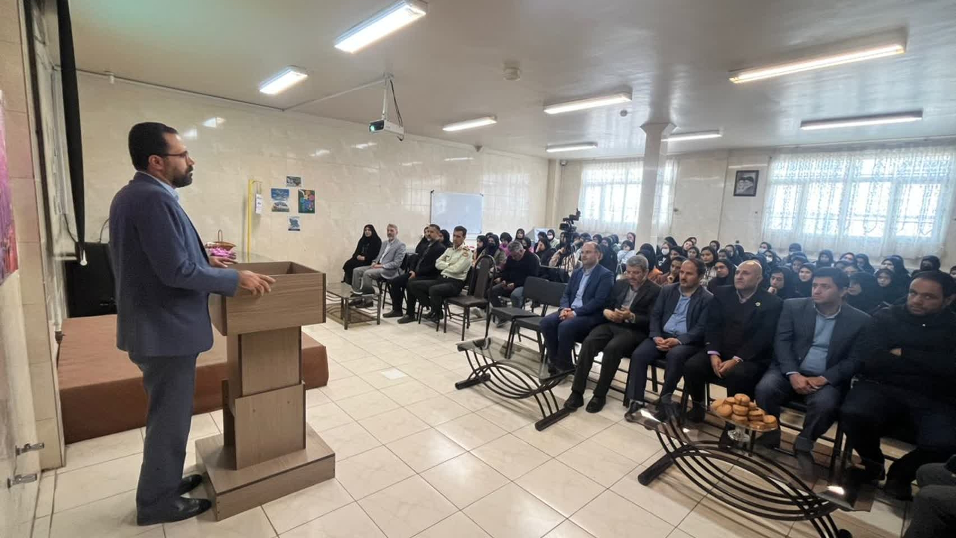 نواختن زنگ پدافند غیر عامل در مدرسه دخترانه رویش ،گرامیداشت هفته پدافند غیر عامل با حضور پزشگ نیا، مدیر کل محترم پدافندغیرعامل