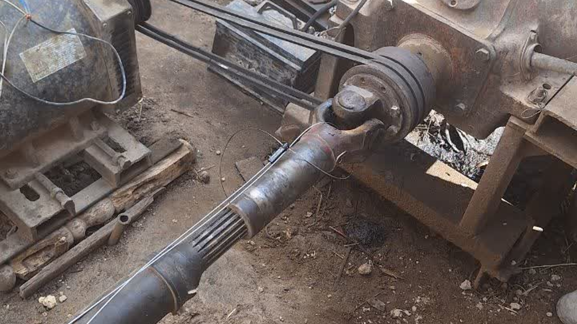 دوحلقه چاه فرم (۱)طبق دستور مقام محترم قضایی توسط اداره منابع آب شهرستان کمیجان پلمپ  گردید