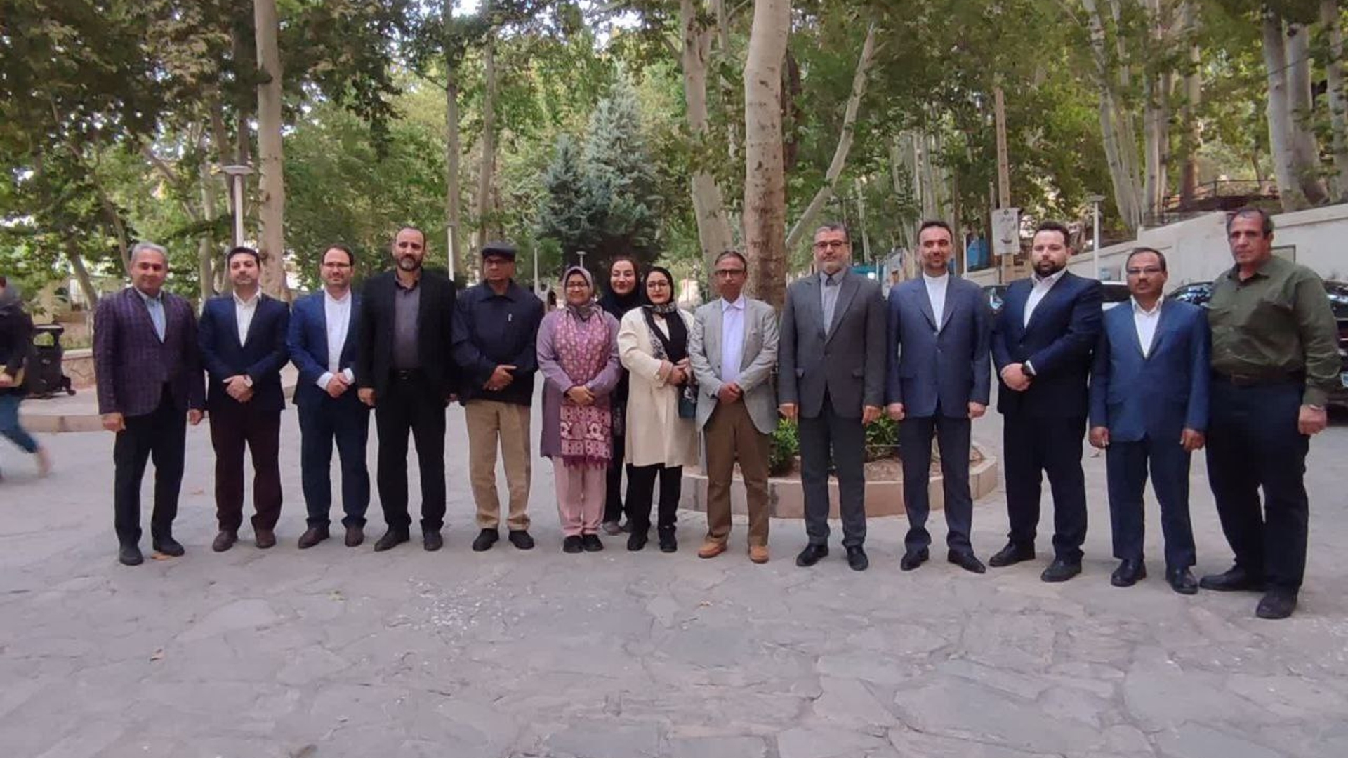 حضور سفیر بنگلادش و رایزن بازرگانی بنگلادش در محلات از دهکده گل و جاذبه‌های گردشگری شهر محلات دیدن کردند.