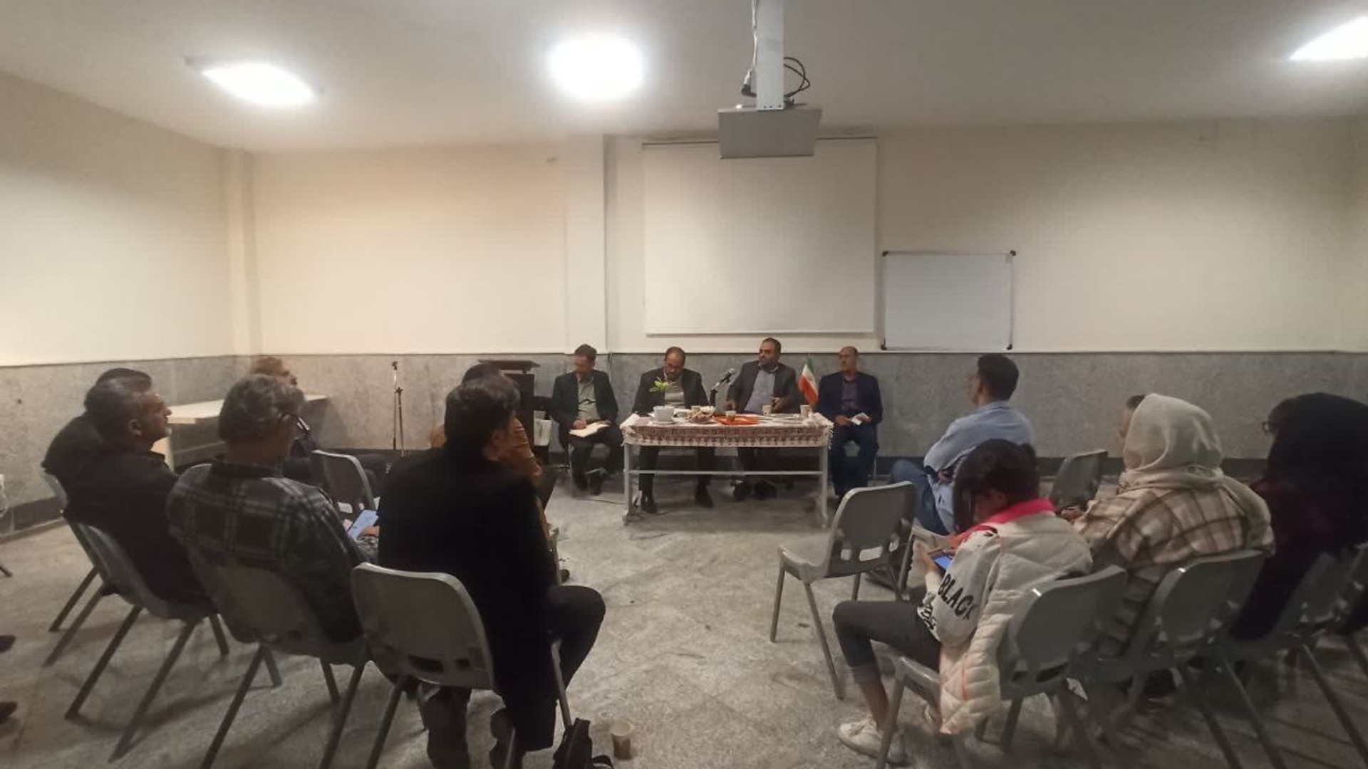 نشست صمیمی هنرمندان محلات با فرماندار شهرستان و مدیرکل فرهنگ و ارشاد اسلامی استان مرکزی