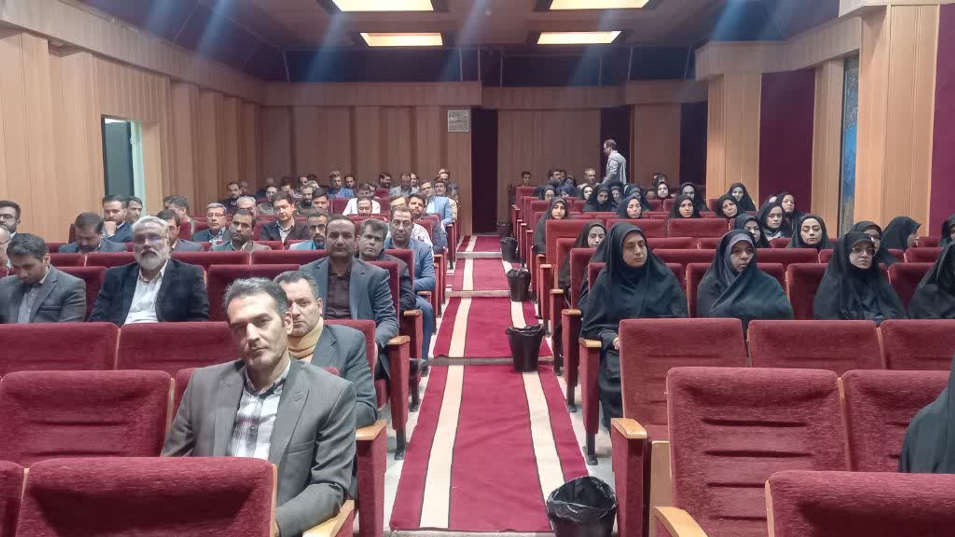 برگزاری نشست پزشگ نیا مدیرکل محترم پدافند غیر عامل و سایر مدیران مربوطه در دادگستری کل استان .