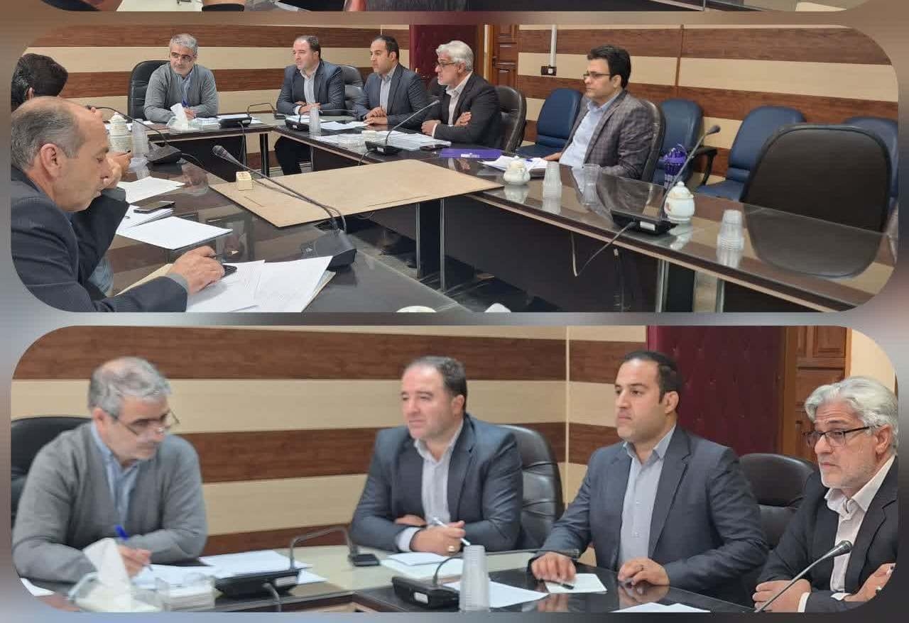 جلسه بررسی وضعیت راه های مواصلاتی شهرستان خنداب در استانداری