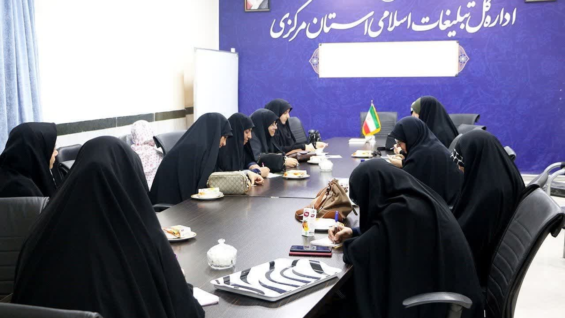 جلسه هسته ستاد پشتیبانی  جبهه مقاومت به ریاست مفتح زاده،مدیرکل اموربانوان استانداری وسایر اعضا در اداره کل تبلیغات اسلامی تشکیل شد.
یونسی دبیرجلسه ومسئول هیئتهای بانوان اداره کل تبلیغات با قرائت دستور جلسه برلزوم تدوین چند عملیات برای ایام فاطمیه علیهاالسلام تأکید کرد.
سپس اعضا پیرامون نحوه گرامیداشت ایام فاطمیه به شور پرداختند.
مفتح زاده پیشنهاد کرد با توجه به نقش تأثیر گذار نوجوانان وجوانان در تبیین وحفظ جبهه مقاومت فاطمی علیهاالسلام ،در سالروز شهادت حضرت ، گردهم آیی دختران دیار آفتاب در ادامه گردهم آیی بانوان دیار آفتاب که در تیرماه گذشته برگزارشد تدارک وبرنامه ریزی شود.
سپس با تایید اعضا مقرر شد اعضای هسته نشستی با مدیرکل آموزش وپرورش ورئیس دانشگاه اراک برای نحوه دعوت وحضور دانش آموزان ودانشجویان دراین گردهم آیی داشته باشند.
همچنین مقرر شد درجلسه آینده برای  این گردهم آیی برنامه ریزی عملیاتی صورت پذیرد
همچنین مقرر شد در جلسه آینده از سازمان فرهنگی ورزشی شهرداری دعوت بعمل آید.
  در ادامه جلسه مقرر شد چند محله از شهراراک عملیات واحد در ایام فاطمیه علیها السلام داشته باشند.
سه شنبه ۲۲ آبان  ۱۴۰۳