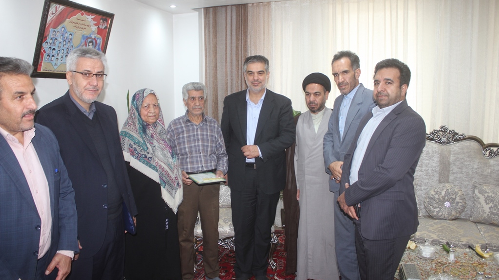 استاندار مرکزی با خانواده معظم شهید علی خسروی در خمین دیدار کرد