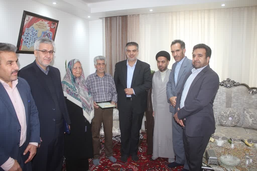 تجلیل استاندار مرکزی از والدین شهید "علی خسروی" در خمین/ زندیه‌وکیلی: در مسیر خدمت نیازمند دعای خانواده شهدا هستیم