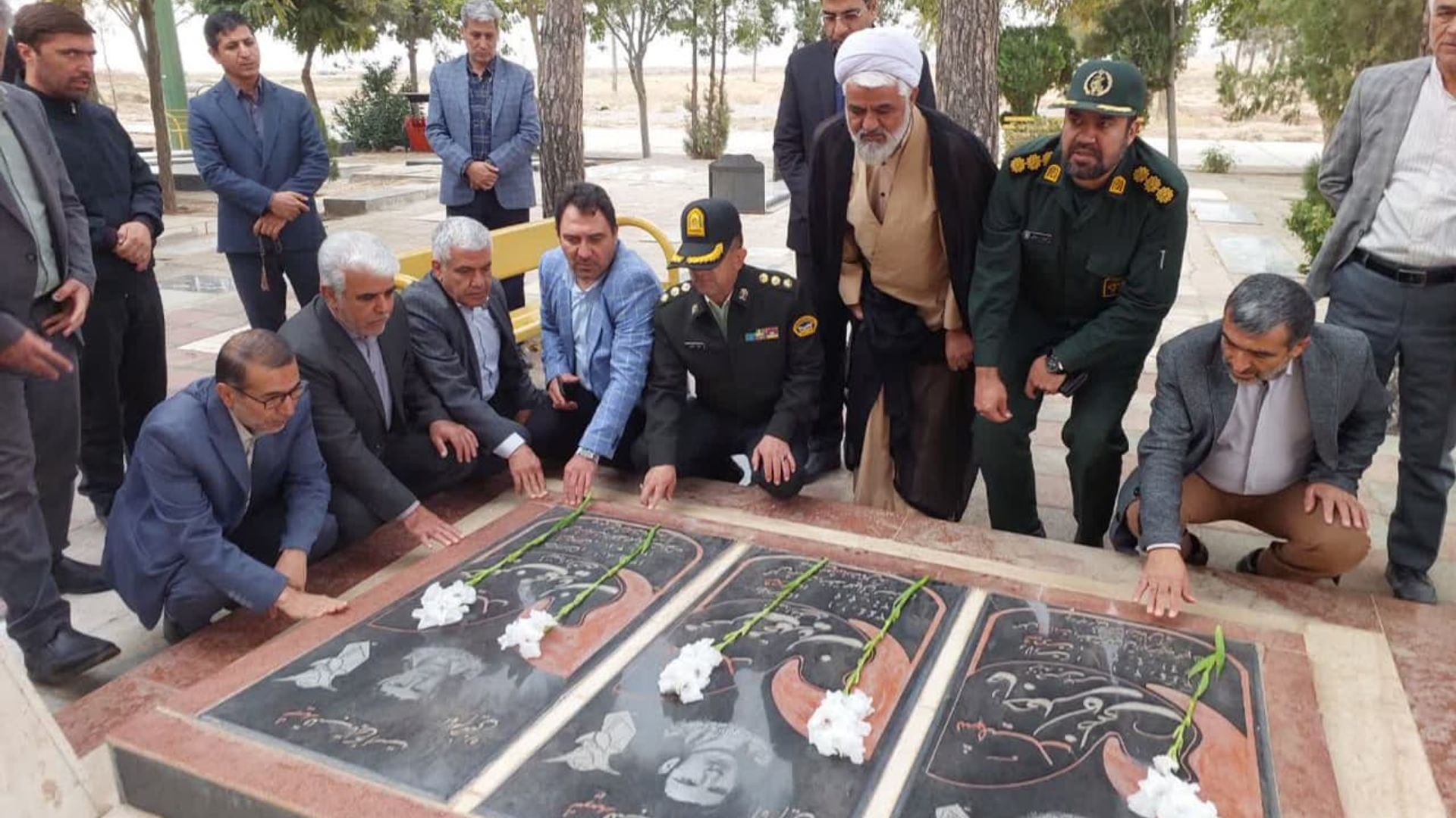 گلباران و عطر افشانی قبور مطهر شهدا آسیابک مامونیه