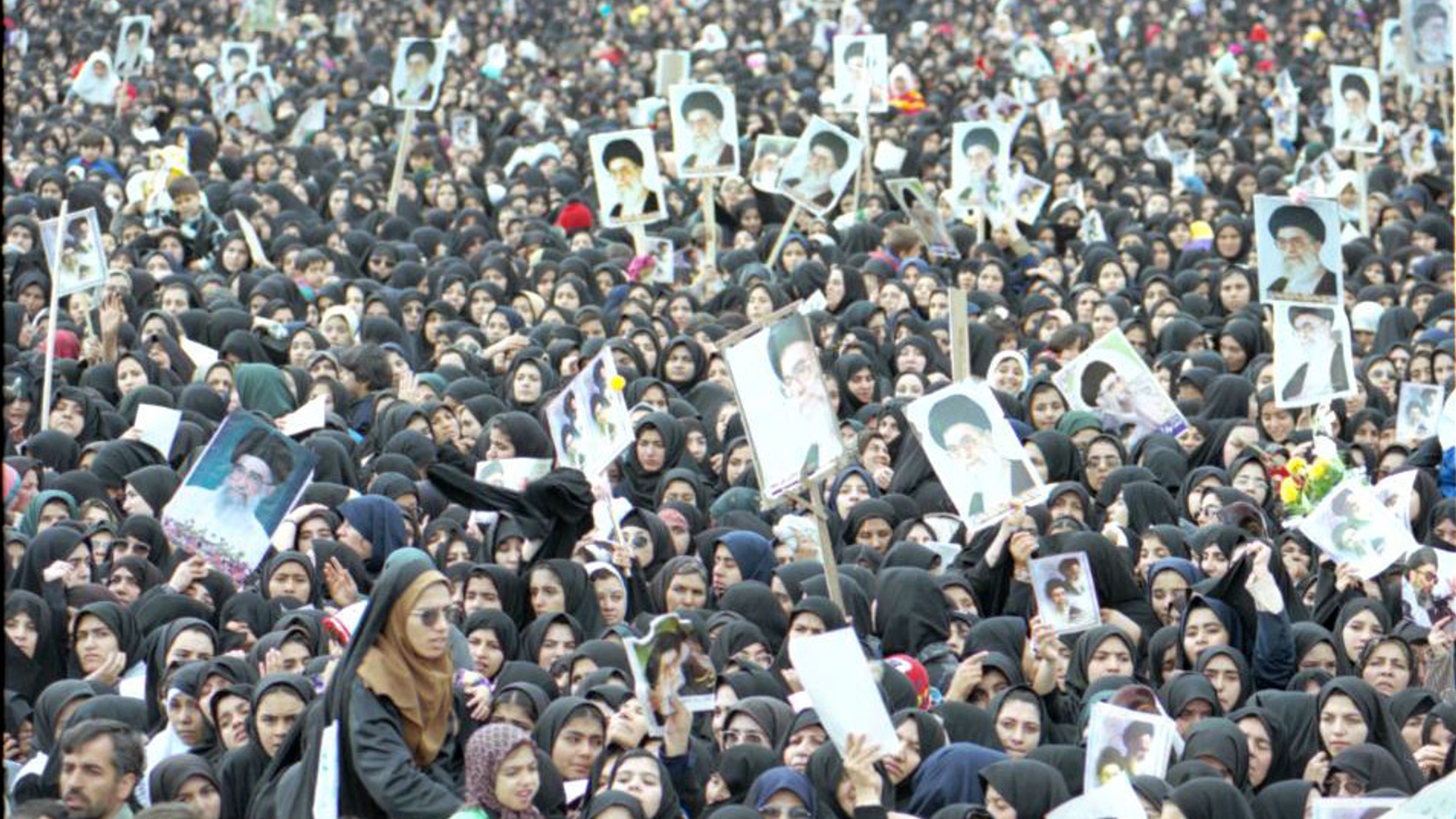 امروز ۲۸ آبان‌ماه مصادف با سالروز سفر تاریخی حضرت آیت الله خامنه‌ای رهبر معظم انقلاب اسلامی ایران در سال ۱۳۷۹ به شهر ساوه است.