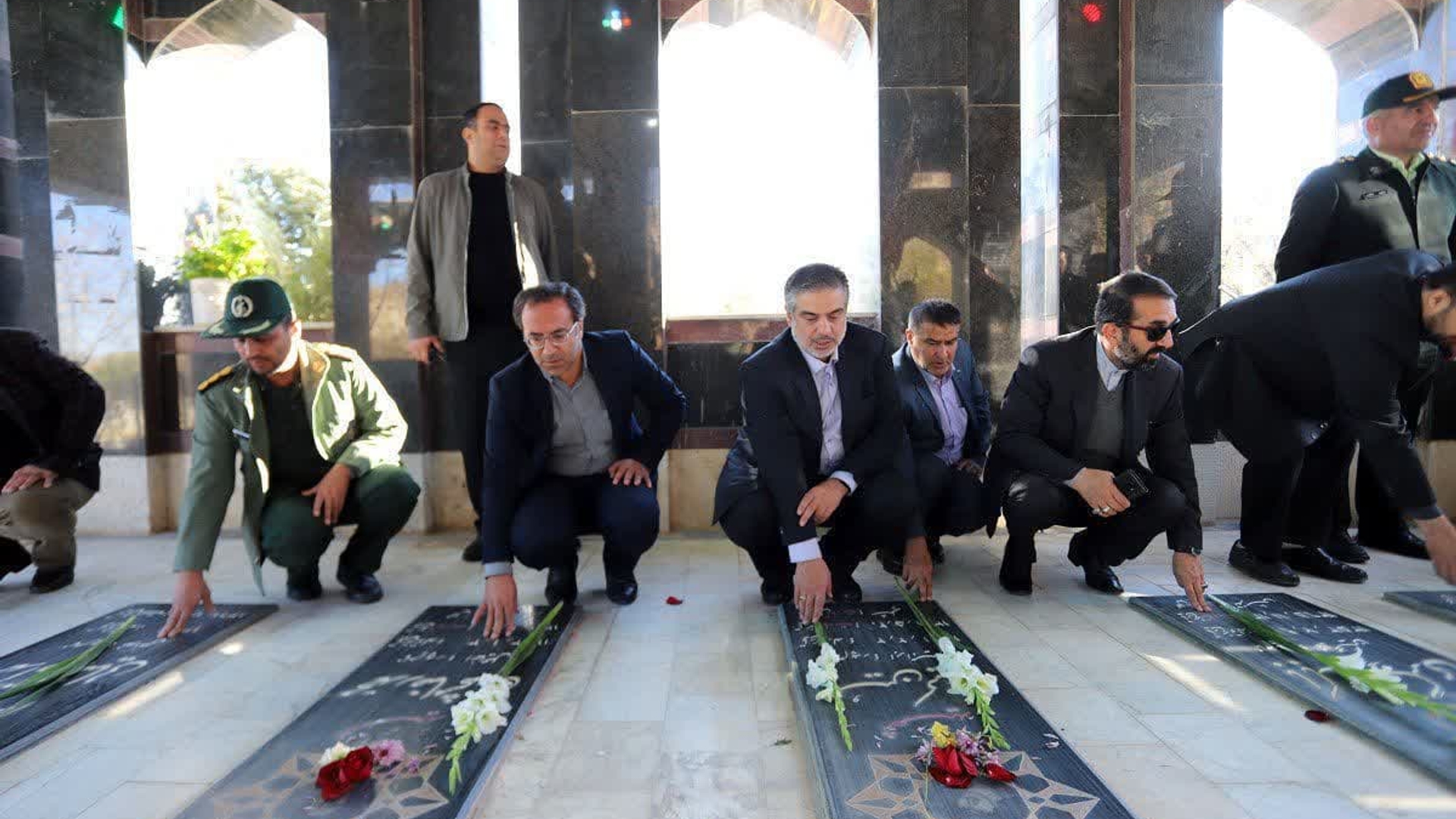 ادای احترام استاندار مرکزی به شهدای گمنام در شهر تفرش