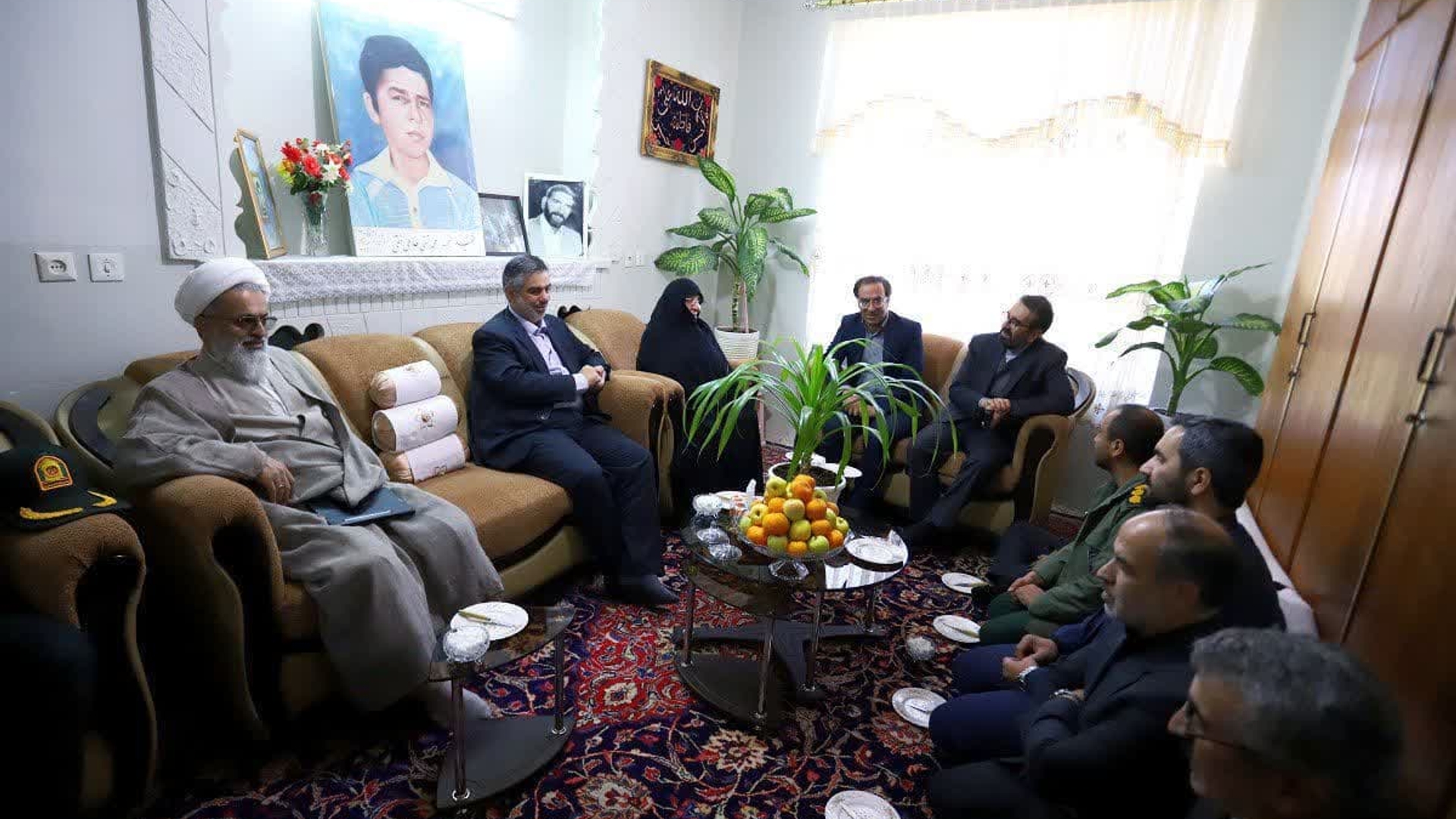 تجلیل استاندار مرکزی از مادر شهید "حمید حاجی نقی" در تفرش   :