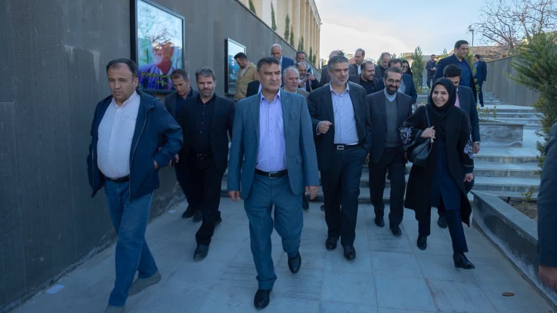 حضور استاندار مرکزی در آرامگاه پروفسور حسابی در تفرش