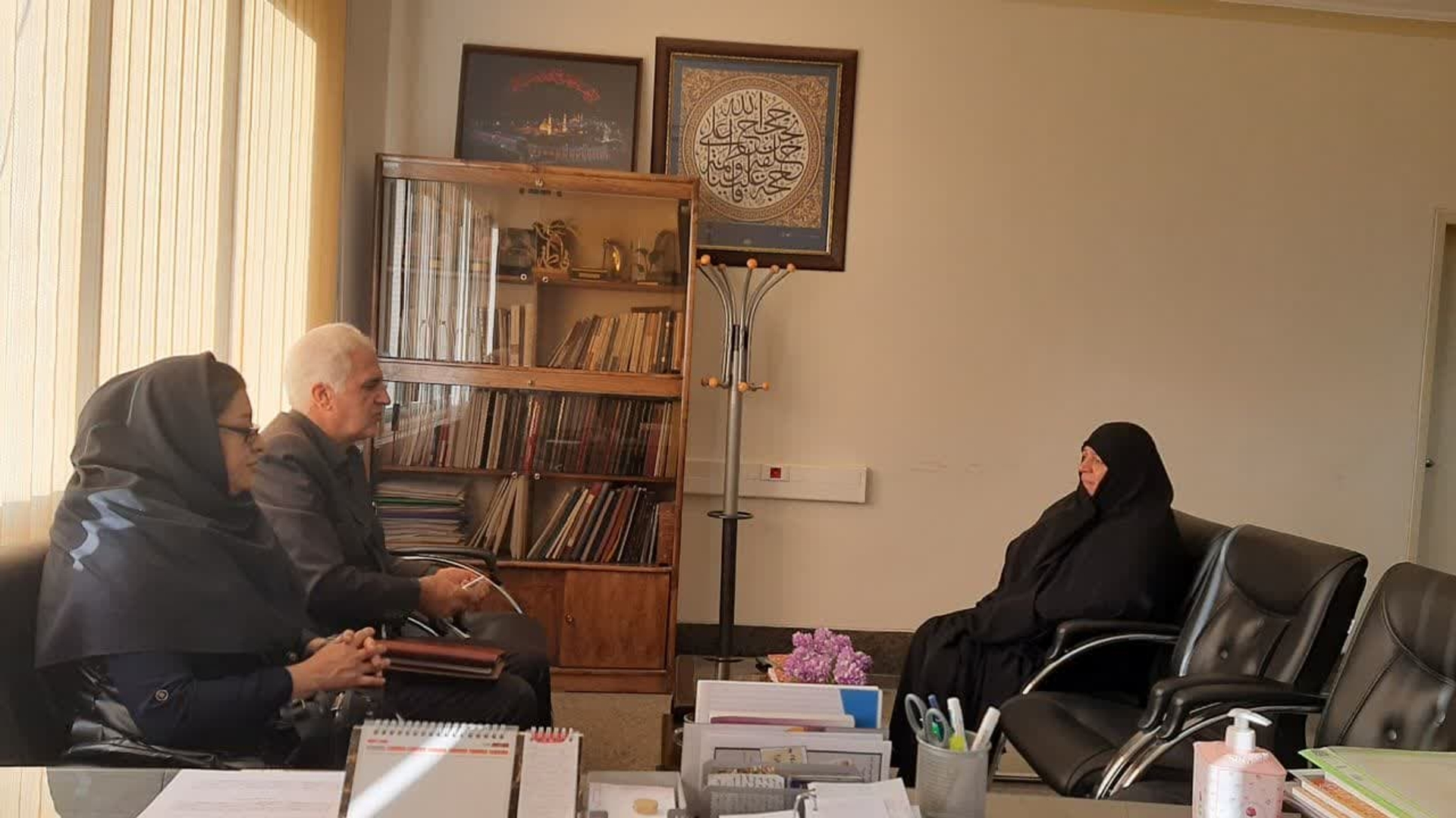 دیدار رئیس ومعاون  انجمن معتادان گمنام با مفتح زاده مدیر کل دفتر زنان وخانواده استانداری.
دراین دیدار،خانم ایزدی وآقای منصوری گزارشی از فرایند عملکرد انجمن درخصوص بانوانی که موفق به ترک اعتیاد شده اند ونحوه ارتباط مستمر انجمن با آنها باهدف آموزش مهارتهای زندگی وحفظ سلامت ارائه دادند.
در ادامه این دیدار به چالشهای پیش روی انجمن وراهکارهای حل آن با حمایت دفتر اموربانوان پرداخته شد.

سه شنبه ۲۹ آبان ۱۴۰۳