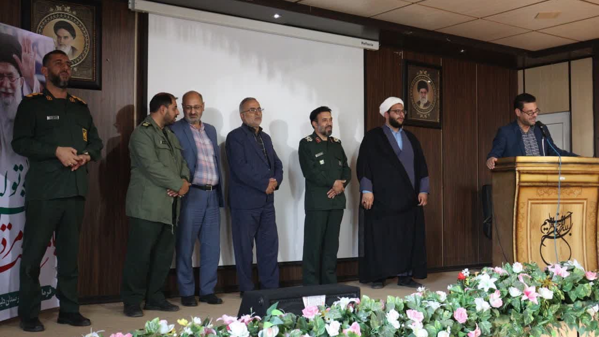 به مناسبت هفته بسیج، مراسم تجلیل از نخبگان بسیج دلیجان با حضور فرمانداردلیجان وجانشین فرمانده سپاه حضرت روح الله