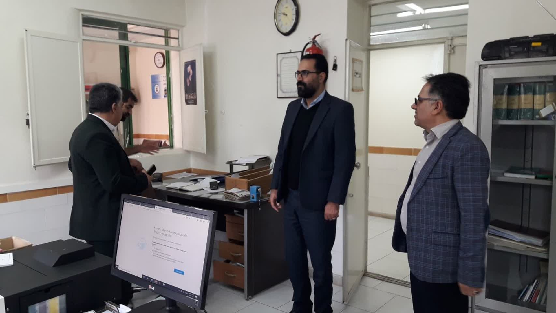 بازدید پزشگ نیا،مدیرکل محترم پدافند غیر عامل به همراه کریمی مدیرکل اداره کل ثبت احوال استان از ساختمان ثبت احوال فراهان.