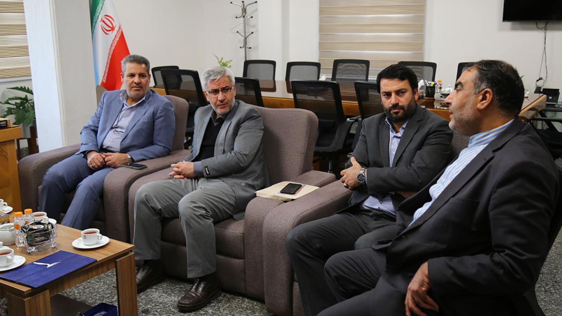 نشست فرماندار ، امام جمعه و نماینده مردم خمین در مجلس با رئیس بنیاد مسکن انقلاب اسلامی برگزار شد