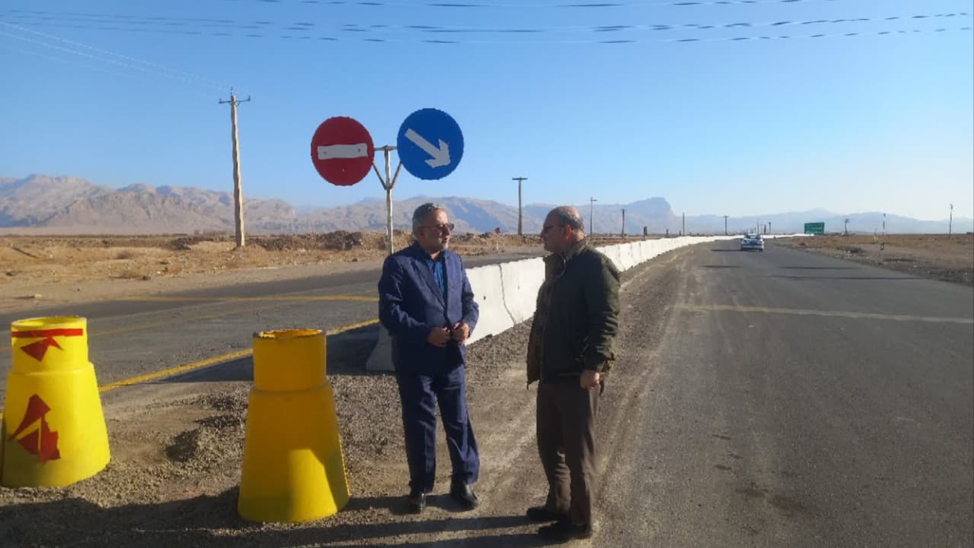 بازدید ابوالفضل قاسمی فرماندار شهرستان دلیجان ویوسفی رئیس شورای اسلامی شهر دلیجان از محور دلیجان نراق 

به همت راهداری و حمل و نقل جاده‌ای شهرستان دلیجان، و اداره کل راهداری وحمل ونقل جاده استان مرکزی، محور دلیجان نراق به طور کامل باز گشایی گردید.

 اقدامات انجام شده جهت اجرای این پروژه شامل نصب ۱۳۰ عدد نیوجرسی به متراژ ۵۲۰ متر، نصب انواع علائم ترافیکی و راهنما وخط کشی بود که توسط این اداره کل صورت گرفت .