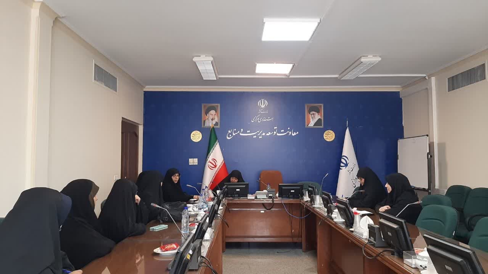 جلسه ستاد پشتیبانی از جبهه مقاومت بانوان به ریاست مفتح زاده مدیر کل امور زنان وخانواده استانداری پیرامون راهکارهای جلب مشارکت حداکثری بانوان در کمک به جبهه مقاومت وجهاد تبیین، در استانداری تشکیل گردید.
دراین جلسه ۳ عملیات مهم:

_ گردهم آیی بانوان فاطمی علیها سلام در شهرستانهای استان بویژه مرکز استان با راهبری اداره کل تبلیغات اسلامی وادارات تابعه وبسیج جامعه زنان استان وبا شرکت فعال حوزه ها و پایگاههای بسیج خواهران، نهادها وهیئتهای مردمی واقشار مختلف بانوان در جمعه ۱۴۰۳/۹/۹ مورد تأکید قرارگرفت.

_همچنین راه اندازی وتداوم غرفه های فروش تولیدات خانگی تحت عنوان اقتصاد مقاومتی در ایام الله شهادت وولادت حضرت فاطمه علیهاسلام و انفاق سود حاصله به نفع جبهه مقاومت ،مصوب شد.

_ مقرر گردید امسال همایش اسوه های صبر ومقاومت با شکوه بیشتری نسبت به سالهای گذشته وبا جذب پشتیبانی دستگاههای اجرایی ودعوت از اقشار مختلف نوجوانان وجوانان در یکی ازسالنهای ورزشی اراک در ایام ولادت حضرت صدیقه طاهره علیها سلام اجرا شود.

چهارشنبه ۸آذر ۱۴۰۳