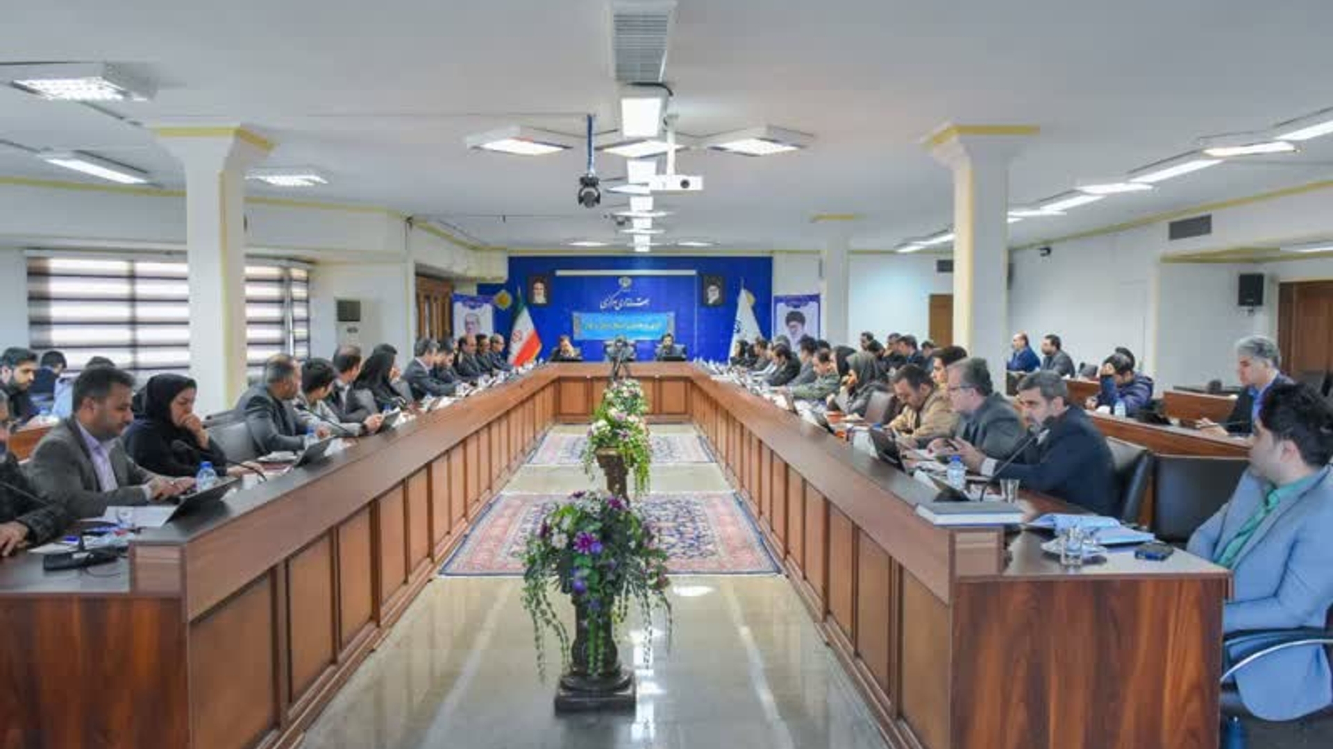 جلسه کارگروه تخصصی اشتغال و سرمایه‌گذاری استان مرکزی

🔹سومین جلسه کارگروه تخصصی اشتغال و سرمایه‌گذاری استان مرکزی به ریاست معاون هماهنگی امور اقتصادی و توسعه منطقه‌ای استاندار و با حضور مدیران دستگاه‌های اجرایی و مدیران بانک‌های عامل برگزار شد.

🔹ارائه گزارش وضعیت تحقق اشتغال‌ جدید استان در سال ۱۴۰۳ بر اساس اطلاعات ثبت شده در سامانه ملی رصد توسط نهادهای حمایتی و دستگاه‌های اجرایی استان، بررسی آخرین وضعیت عملکرد بانک‌های عامل و دستگاه‌های اجرایی استان در خصوص تسهیلات قرض الحسنه مشاغل خانگی استان در سال ۱۴۰۳، ارائه گزارش آخرین وضعیت عملکرد دستگاه‌های اجرایی و نهادهای حمایتی موضوع تسهیلات اشتغال‌زایی جزء ۳ و ۴ بند ب تبصره ۲ قانون بودجه سال ۱۴۰۳ ازجمله دستورکارهای این نشست بود.


🗓دوشنبه ۱۲ آذر