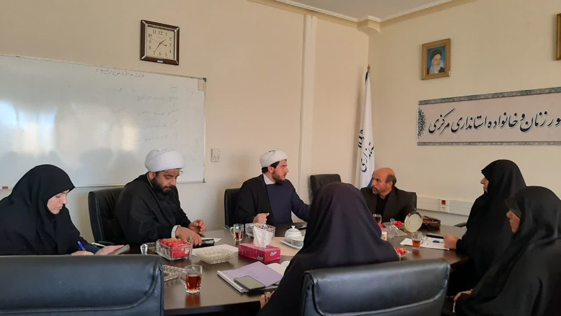 جلسه بررسی طرح پیشنهادی معاون ستاد اجرایی فرمان حضرت امام ره  درحوزه بحران جمعیت استان با حضور مسئول ستاد مردمی جمعیت اراک ، ۲ نفر از کنشگران فعال مردمی جمعیت وکارشناسان دفتر اموربانوان به ریاست مفتح زاده، مدیرکل دفتر امور بانوان وخانواده ودبیر ستادجمعیت استان درمحل دفتربانوان تشکیل شد.

سه شنبه ۱۳ آذر ۱۴۰۳