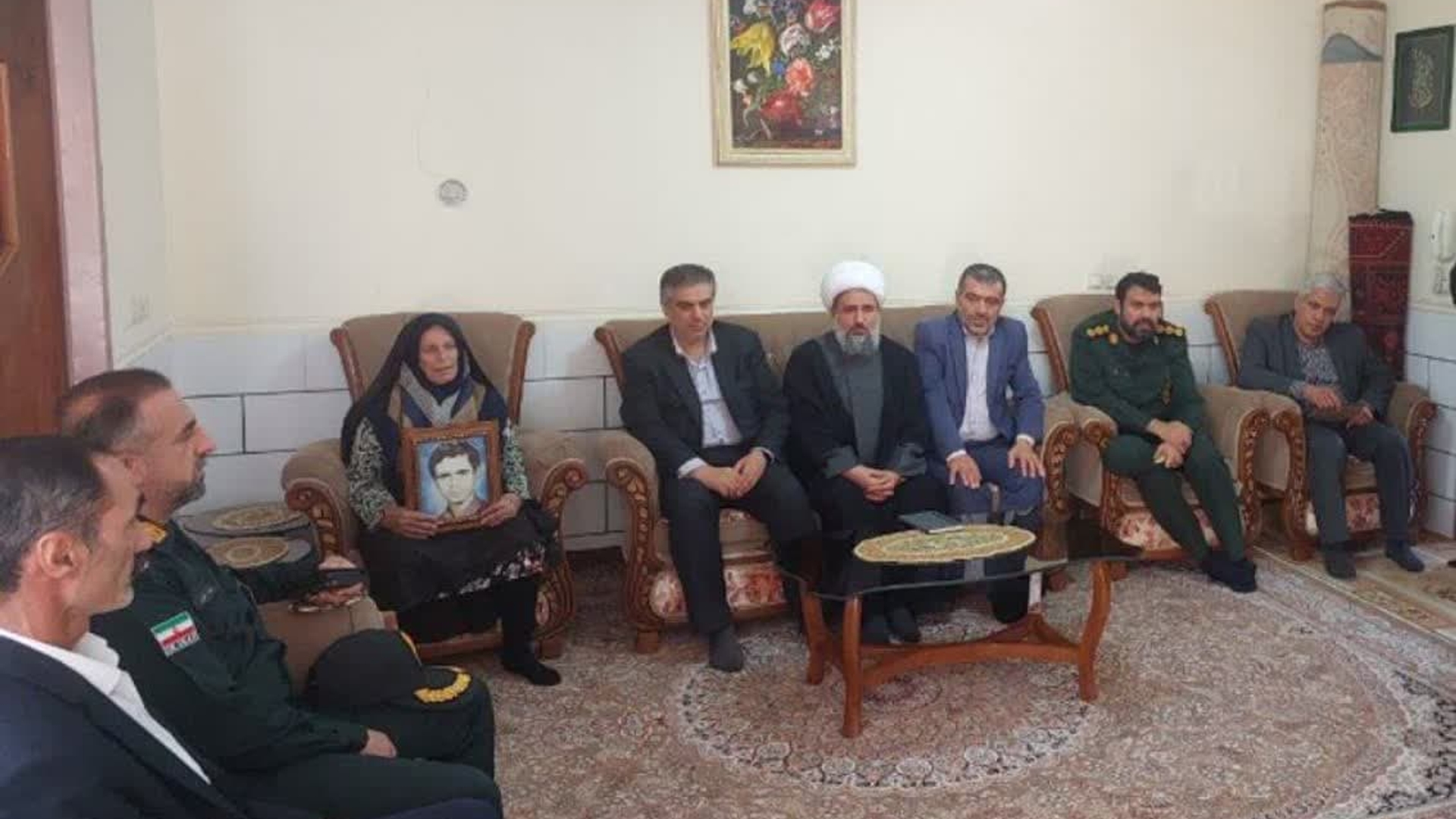 تجلیل استاندار مرکزی و فرماندار زرندیه از مادر شهید "ناصر وثوقی" در زرندیه