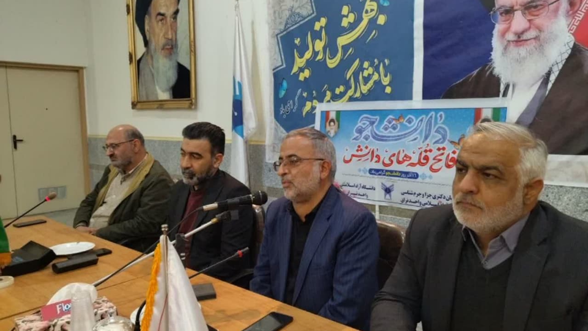 مراسم بزرگداشت روز دانشجو همزمان با سوگواری ایام شهادت حضرت فاطمه زهرا (س) درروز  چهارشنبه مورخ ۱۴۰۳/۰۹/۱۴ دانشگاه آزاد اسلامی واحد نراق برگزار شد  
در این مراسم ابتدا سرپرست واحد نراق و دلیجان  ضمن خیر مقدم به حضار و میهمانان ویژه ؛  ایام شهادت حضرت زهرا (س) را تسلیت و روز دانشجو را تبریک گفت و واقعه شهادت حضرت فاطمه (س) را در دفاع از ولایت و در ادامه خط نبوت معرفی کرد. سپس  فرماندار شهرستان دلیجان با تسلیت ایام فاطمیه و گرامیداشت روز دانشجو، به روایت حادثه  ۱۶ آذر ۱۳۳۲ پرداخته و یاد شهدای آن روز را گرامی داشت.  قاسمی در بخش دیگری از سخنان خود و با اشاره به وقایع تاریخی  نقش شهدای دانشجو را در دفاع از نظام و ولایت از دوران دفاع مقدس تاکنون خاطرنشان ساخت.