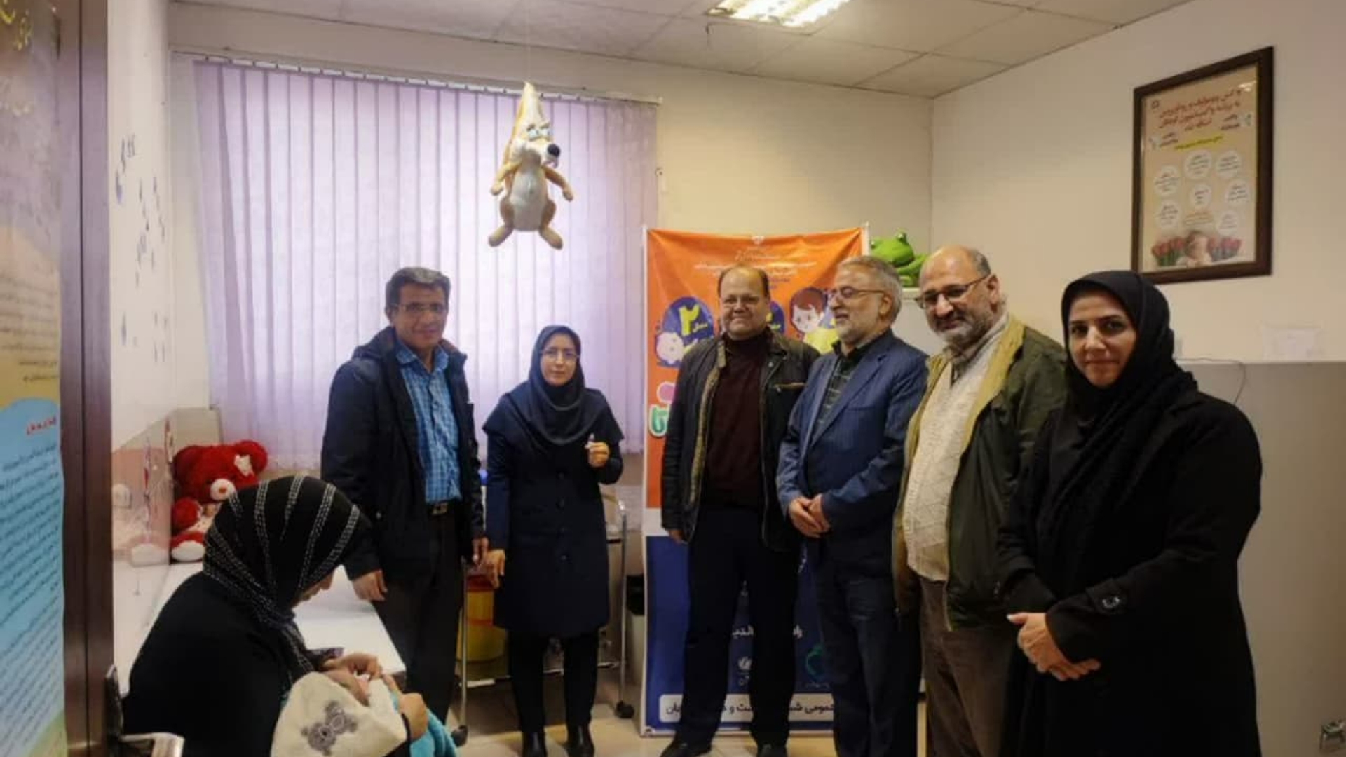 همزمان با سراسر کشور؛
🔶 آیین رونمایی از واکسن روتاویروس در دلیجان
به گزارش روابط عمومي شبکه بهداشت و درمان 
🔸 آیین رونمایی از واكسن روتاویروس و اضافه شدن  این واکسن به سبد واکسیناسیون با حضور مدیر شبکه بهداشت و درمان، فرماندار،رئیس مرکز بهداشت، کارشناس مسئول گروه مبارزه با بیماریهای واگیر و پرسنل مرکز خدمات جامع سلامت  شماره دو، برگزار شد.


🔸 افراد می‌توانند به مراکز بهداشتی مراجعه کنند و بر اساس برنامه‌ زمان‌بندی واکسیناسیون کودکان و اطفال، واکسیناسیون روتاویروس را نیز انجام دهند.

🔸 واکسن روتاویروس در سنین ۲ و ۴ و ۶ ماهگی تزریق می‌شود و حداقل از سالانه ۱۰ هزار بیماری اسهال شدید و نیاز به بستری در اطفال و کودکان جلوگیری خواهد کرد.