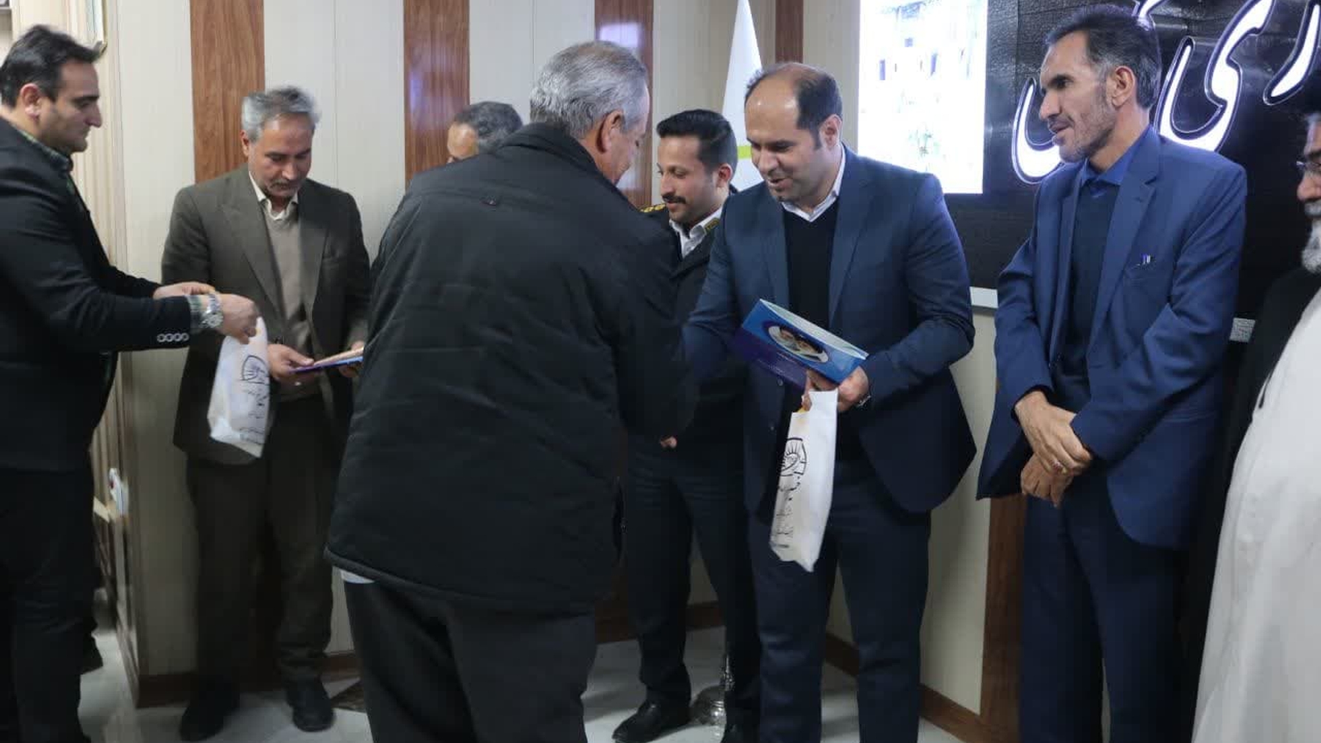 آئین تجلیل از رانندگان تاکسی و سرویس مدارس شهرستان خمین برگزار شد