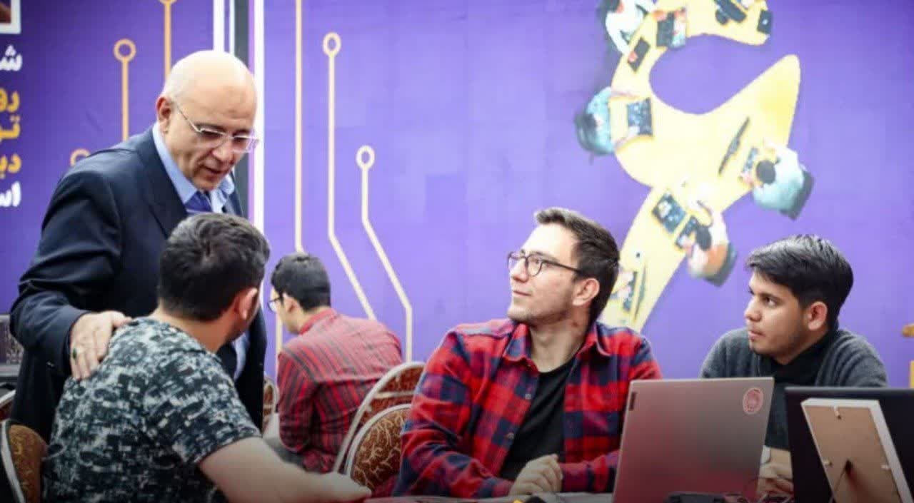 بازدید سرپرست روابط‌ عمومی استانداری مرکزی از رویداد تولید محتوای دیجیتال