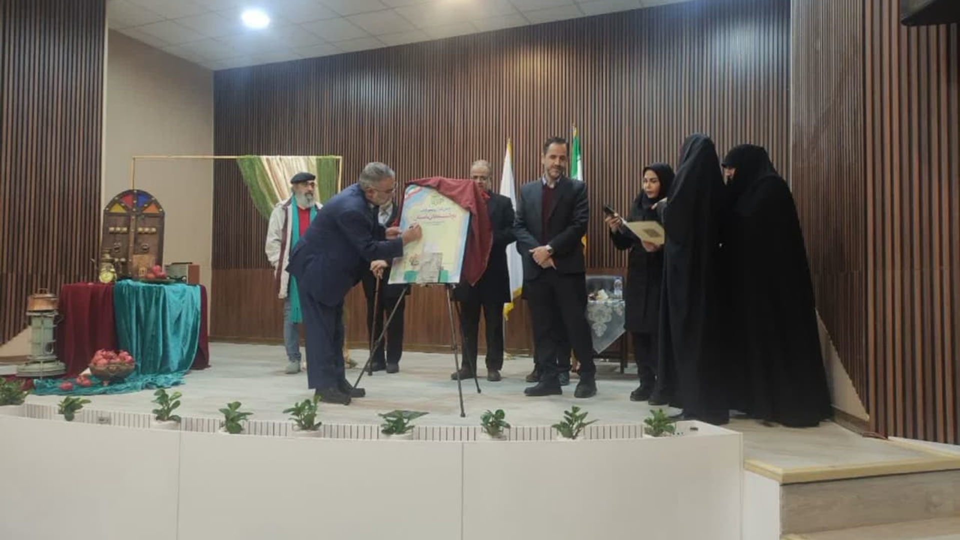 کتاب دوشنبه های داستان در پیشواز شب یلدا رونمایی شد. 

به همت اداره کتابخانه های عمومی، حوزه بسیج خواهران الزهرا(س)، اداره فرهنگ و ارشاد اسلامی و کانون پرورش فکری کودکان و نوجوانان آیین رونمایی از کتاب «دوشنبه های داستان» مجموعه داستان های جمعی از نویسندگان دلیجان و محلات به سرپرستی حمید صادقی رییس اداره فرهنگ و ارشاد اسلامی محلات، با حضور ابوالفضل قاسمی فرماندار ، استاد حامد جلالی نویسنده،داستان نویس و سردبیر مجله (سلام بچه ها)، ،مهندس سام امین صالحی شهردار، استاد غلامعلی صفری و مهدی قاسمی اعضای انجمن کتابخانه های عمومی،سید احمد رضوی رییس اداره فرهنگ و ارشاد اسلامی،فهیمه لطفعلی رییس اداره کتابخانه های عمومی برگزار شد