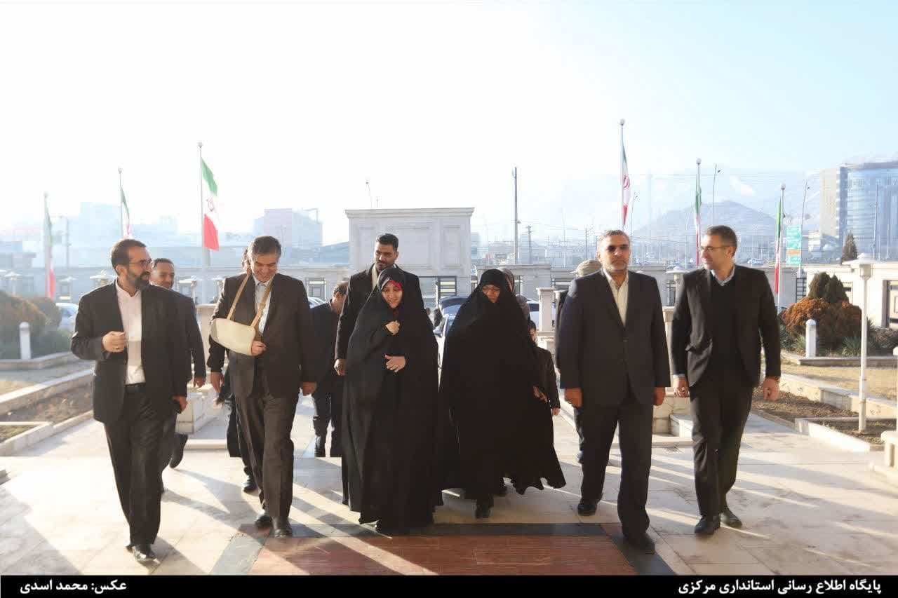 معاون رئیس جمهور با استقبال استاندار مرکزی وارد اراک شد