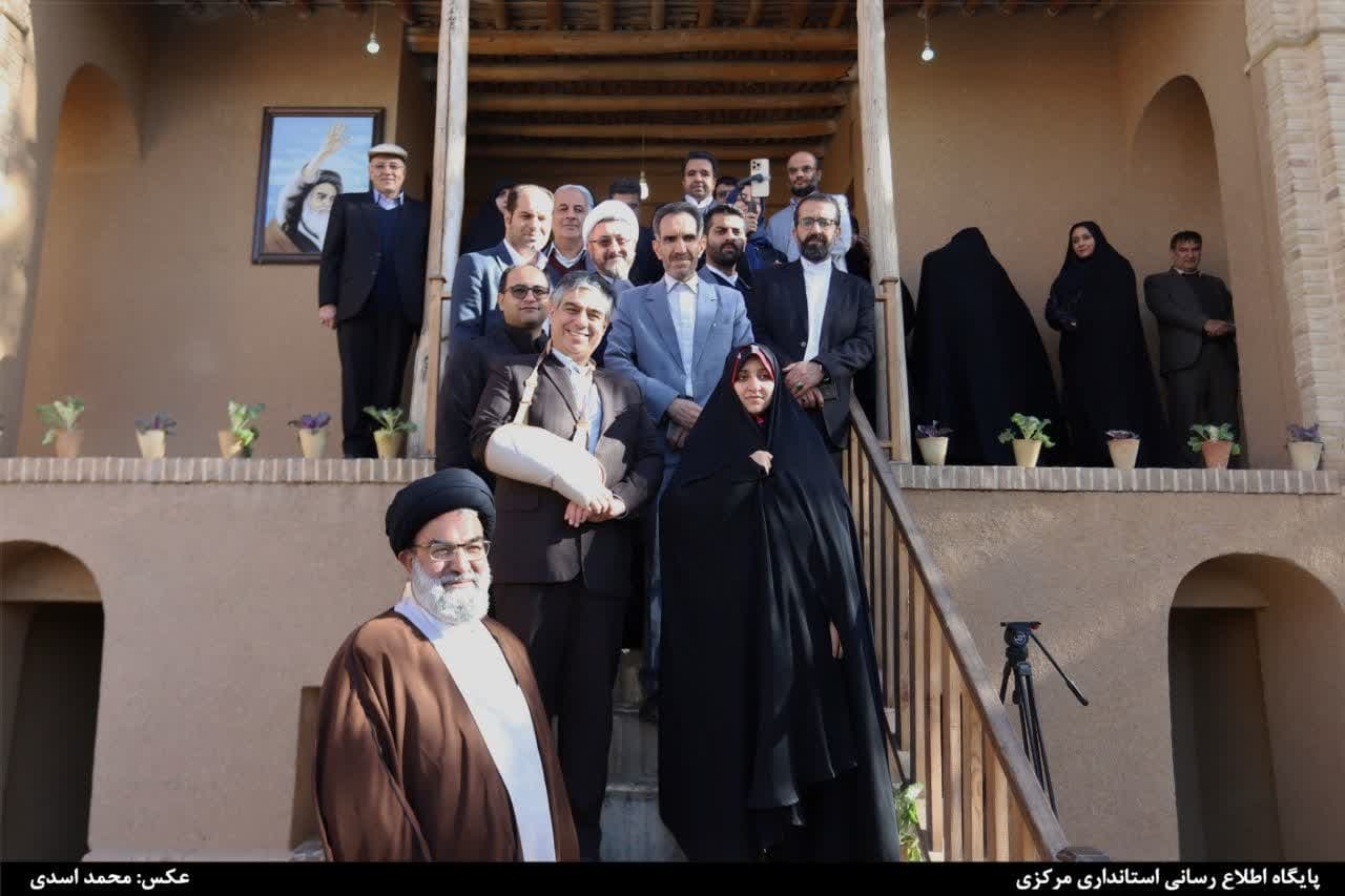 حضور معاون رئیس جمهور در بیت قدیمی امام خمینی (ره) در خمین