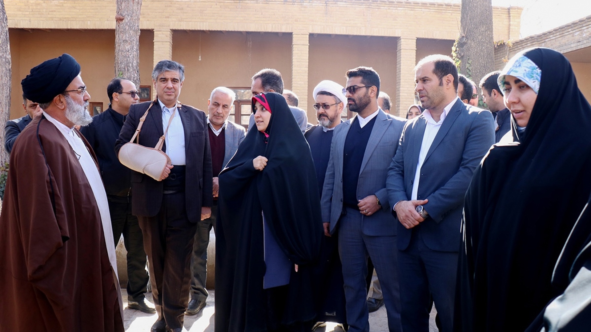 معاون امور زنان و خانواده رئیس جمهور از بیت تاریخی حضرت امام ( ره ) در خمین بازدید کرد