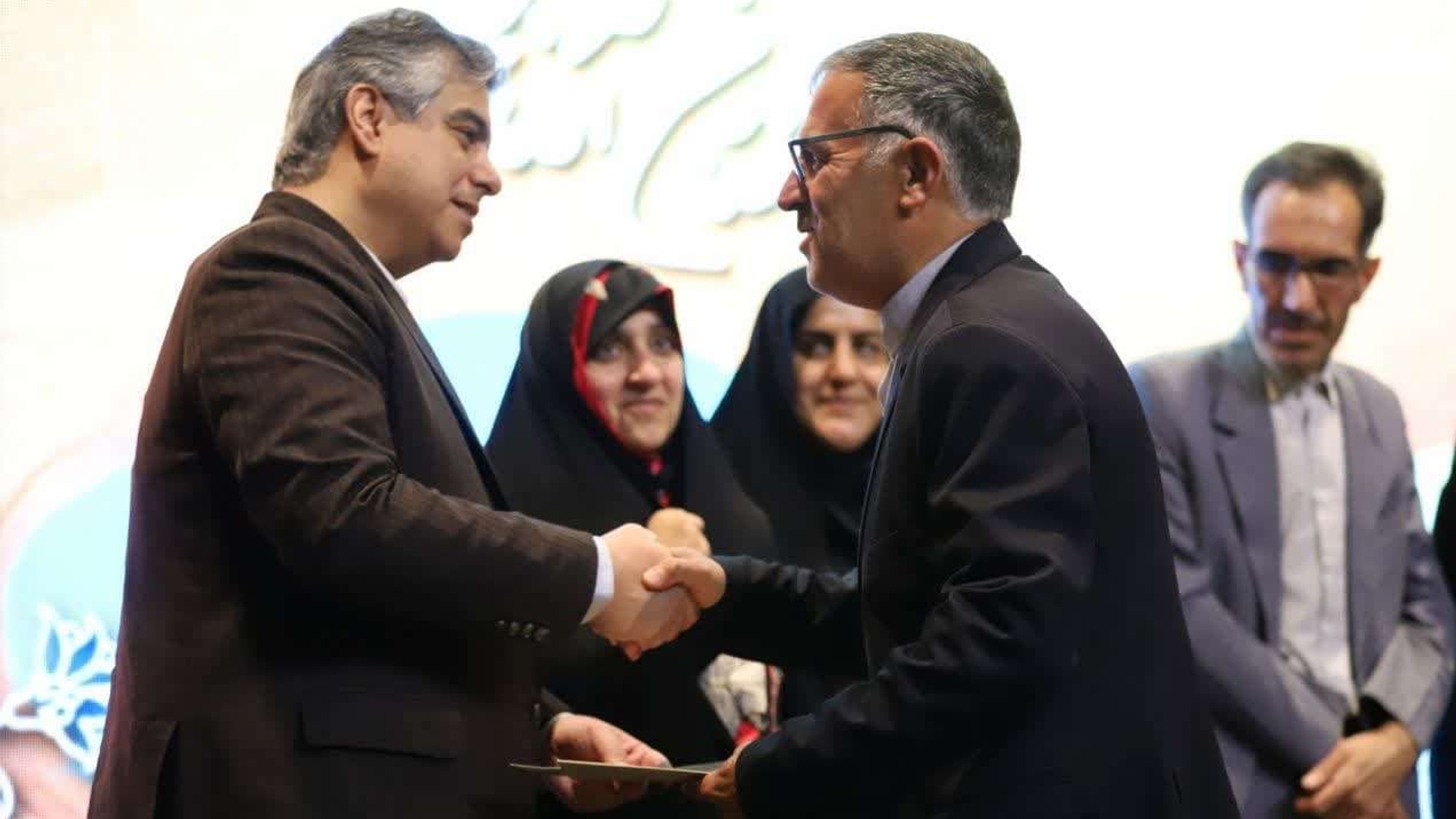 اولین بخشدار زن استان مرکزی در دولت چهاردم در شهرستان خمین منصوب شد